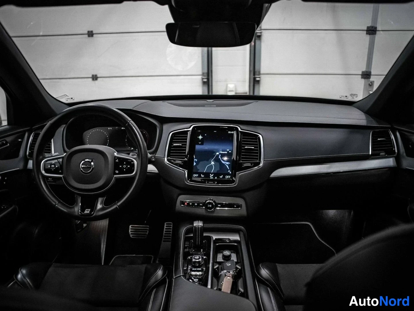 Musta Volvo XC90 2020, ohjaamo, kuva 10