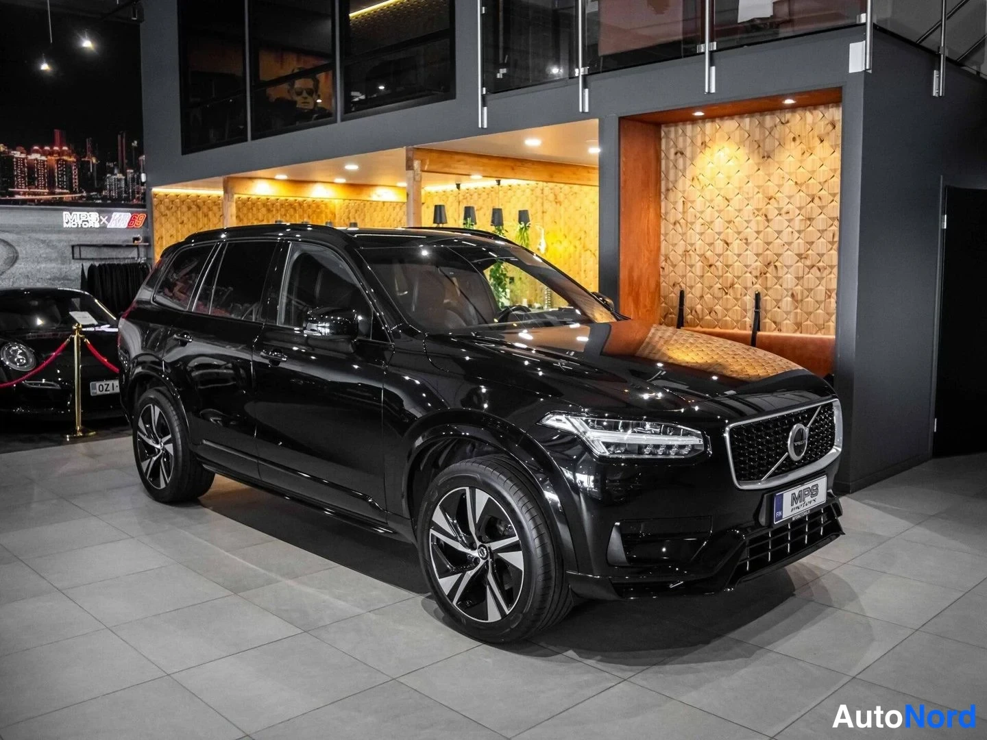 Musta Volvo XC90 2020, etuviisto, keula oikealle, kuva 3