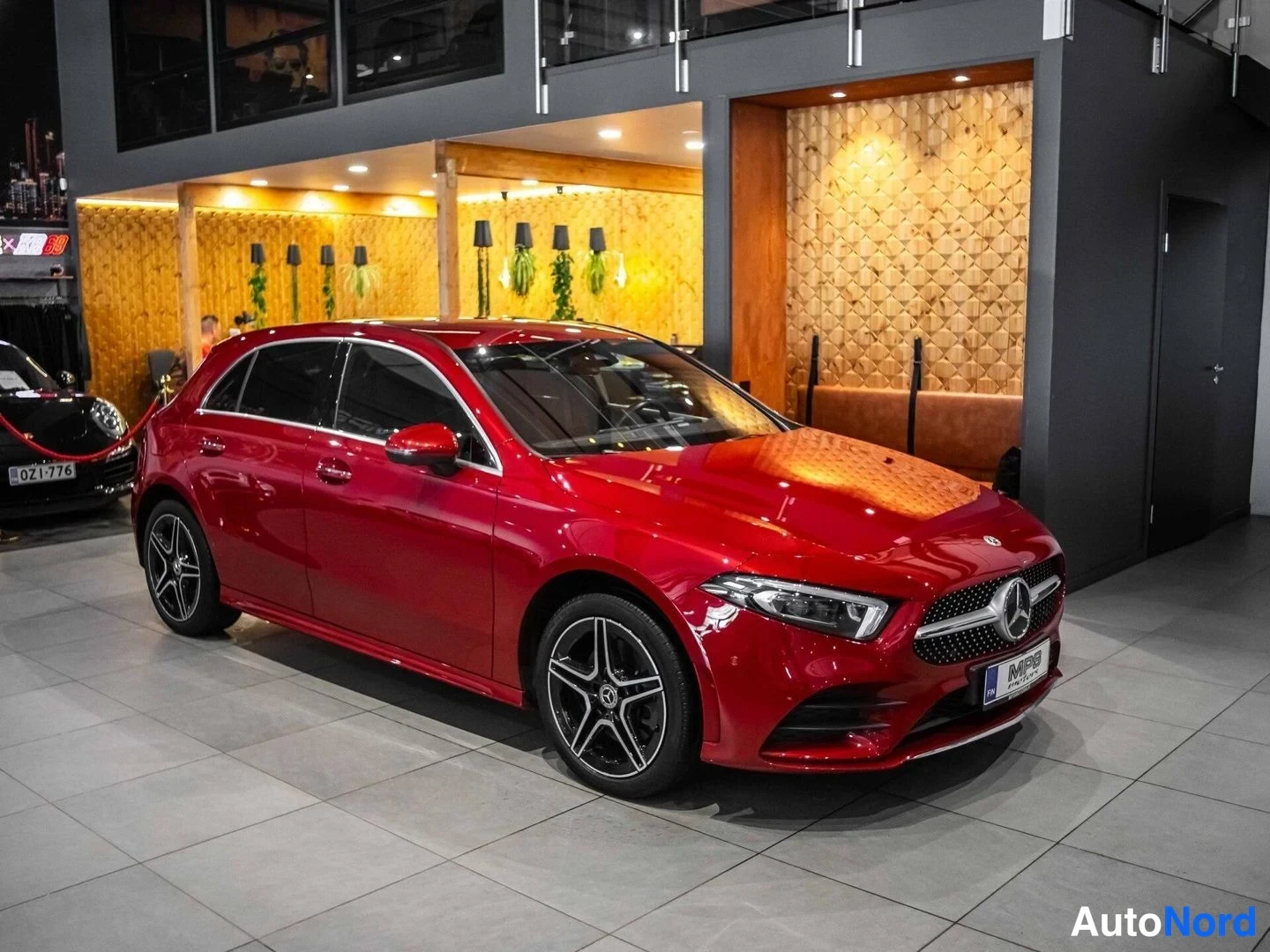 Punainen Mercedes-Benz A 250 e 2021, etuviisto, keula oikealle, kuva 2