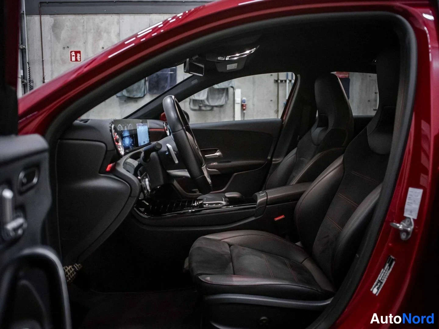 Punainen Mercedes-Benz A 250 e 2021, ohjaamo, kuva 8