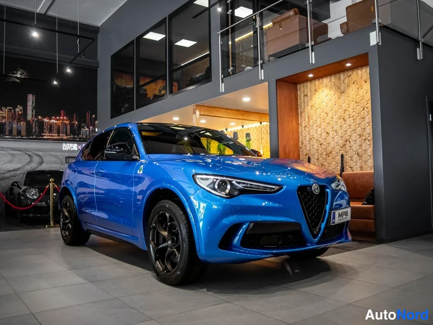 Sininen Alfa Romeo Stelvio 2022, etuviisto, keula oikealle, kuva 4