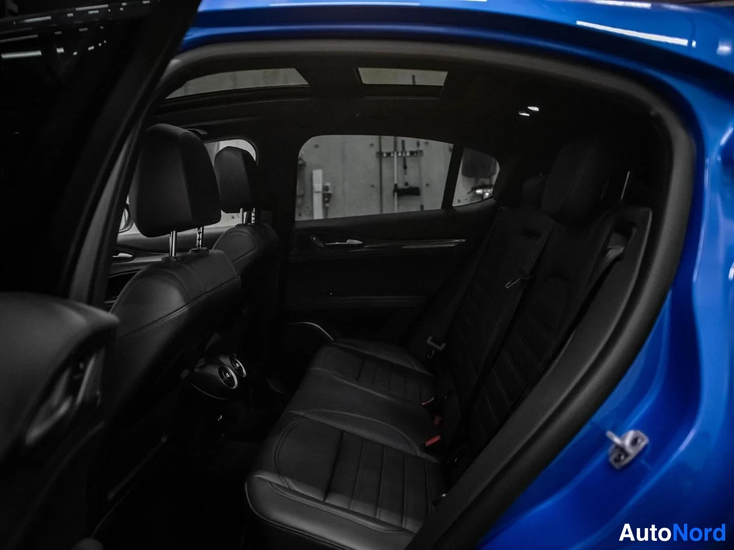 Sininen Alfa Romeo Stelvio 2022, takaistuimet, kuva 16