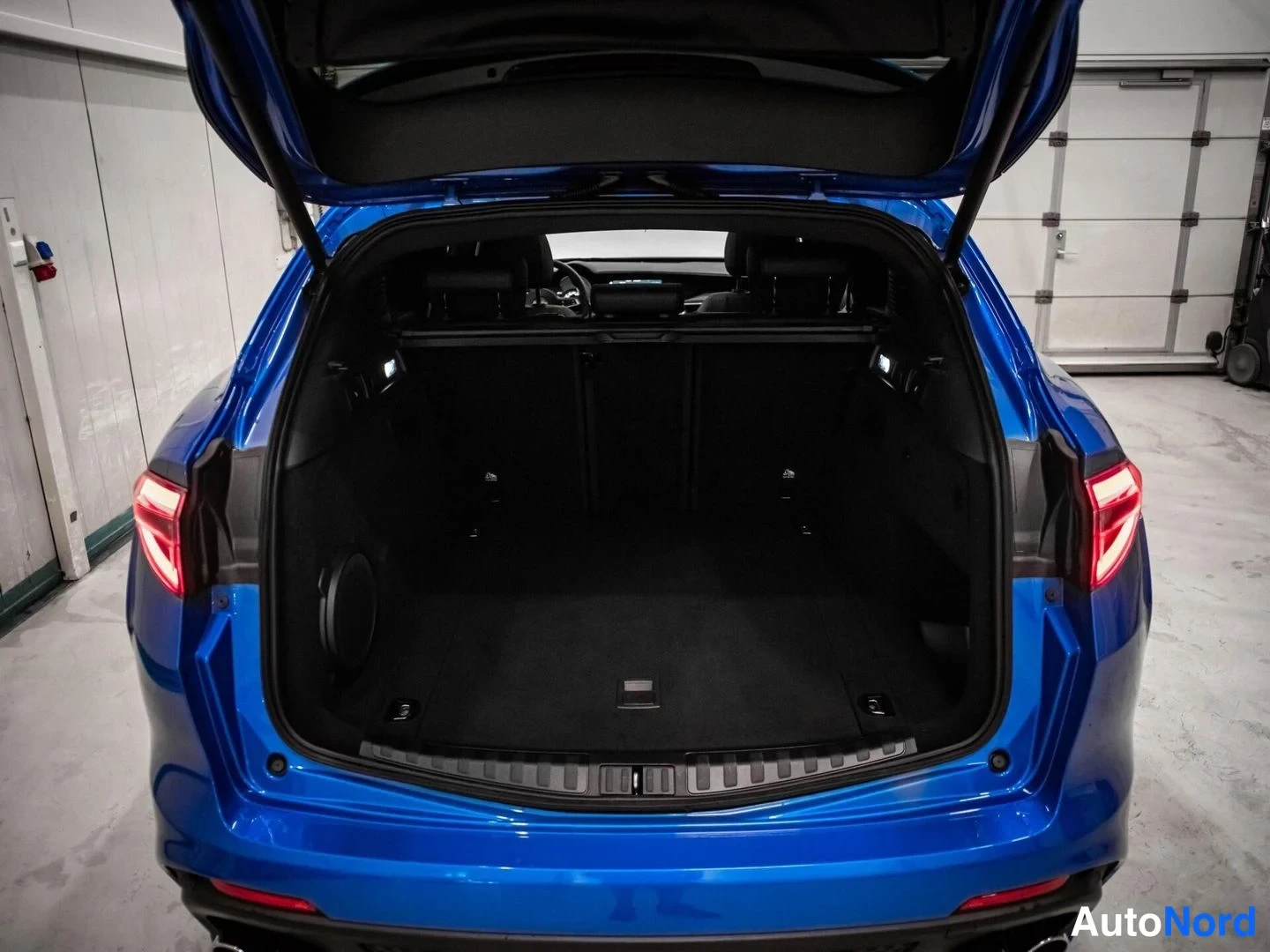 Sininen Alfa Romeo Stelvio 2022, tavaratila, kuva 18