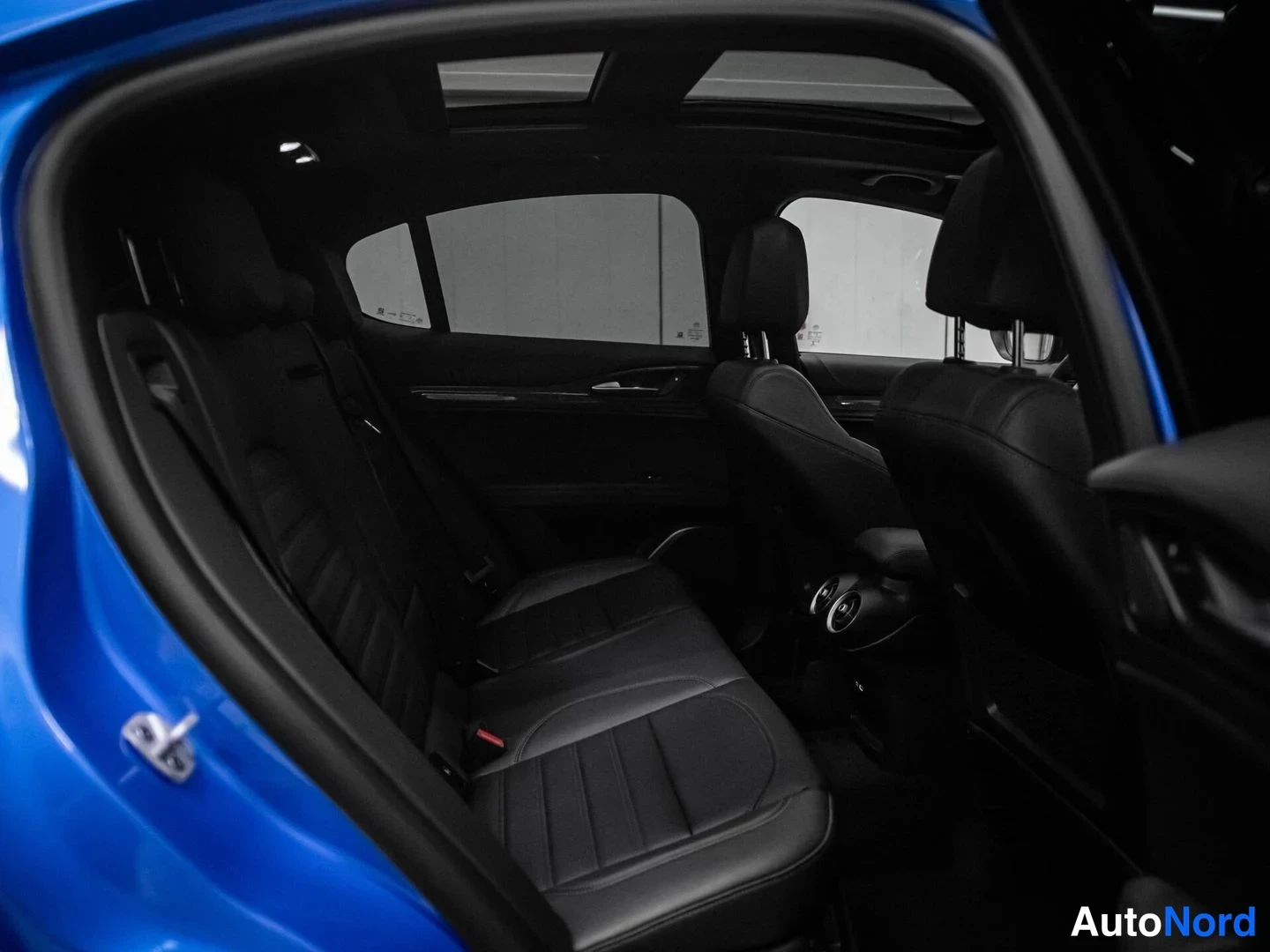Sininen Alfa Romeo Stelvio 2022, takaistuimet, kuva 17