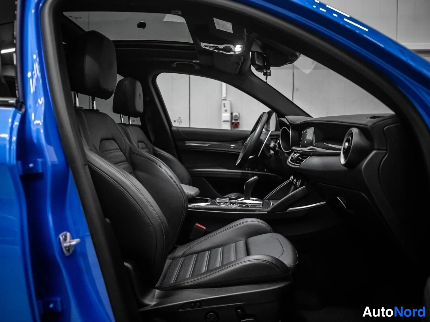 Sininen Alfa Romeo Stelvio 2022, etuistuimet, kuva 14