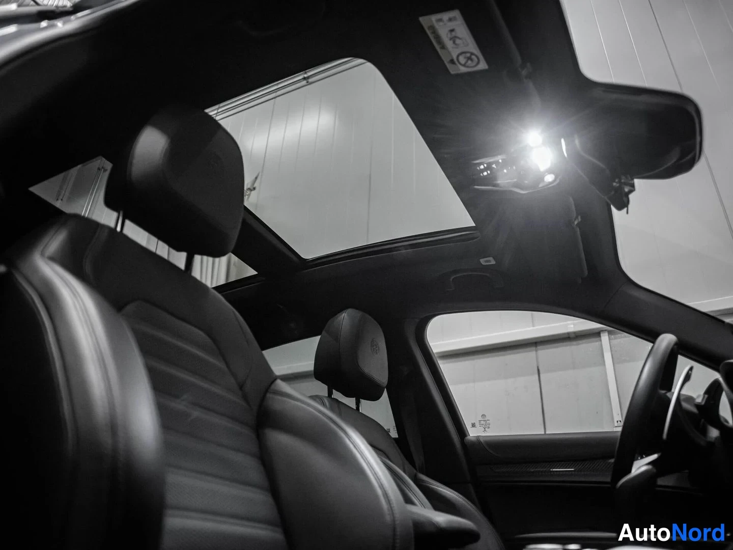 Sininen Alfa Romeo Stelvio 2022, etuistuimet, kuva 15