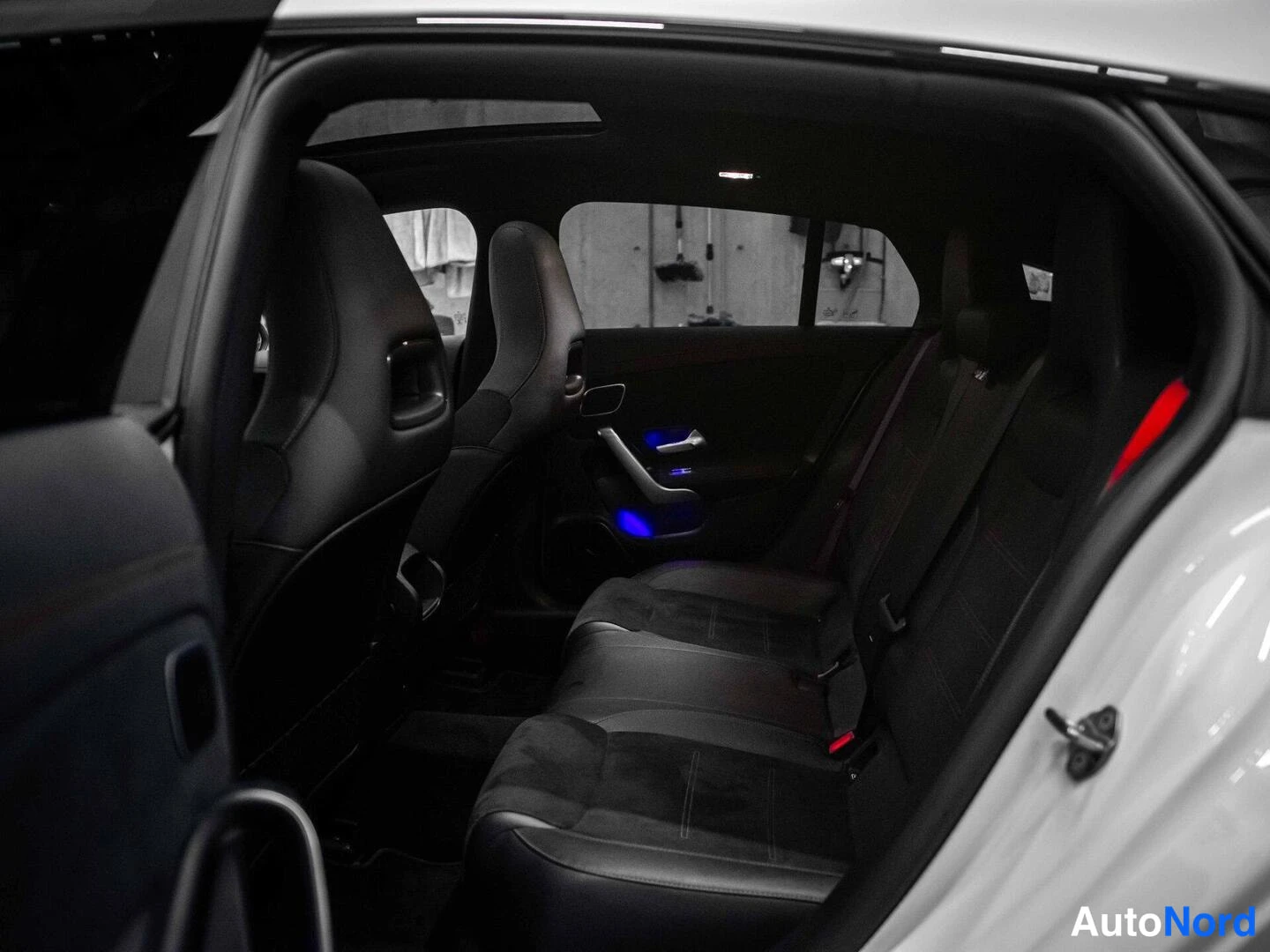 Valkoinen Mercedes-Benz CLA 45 2022, takaistuimet, kuva 14