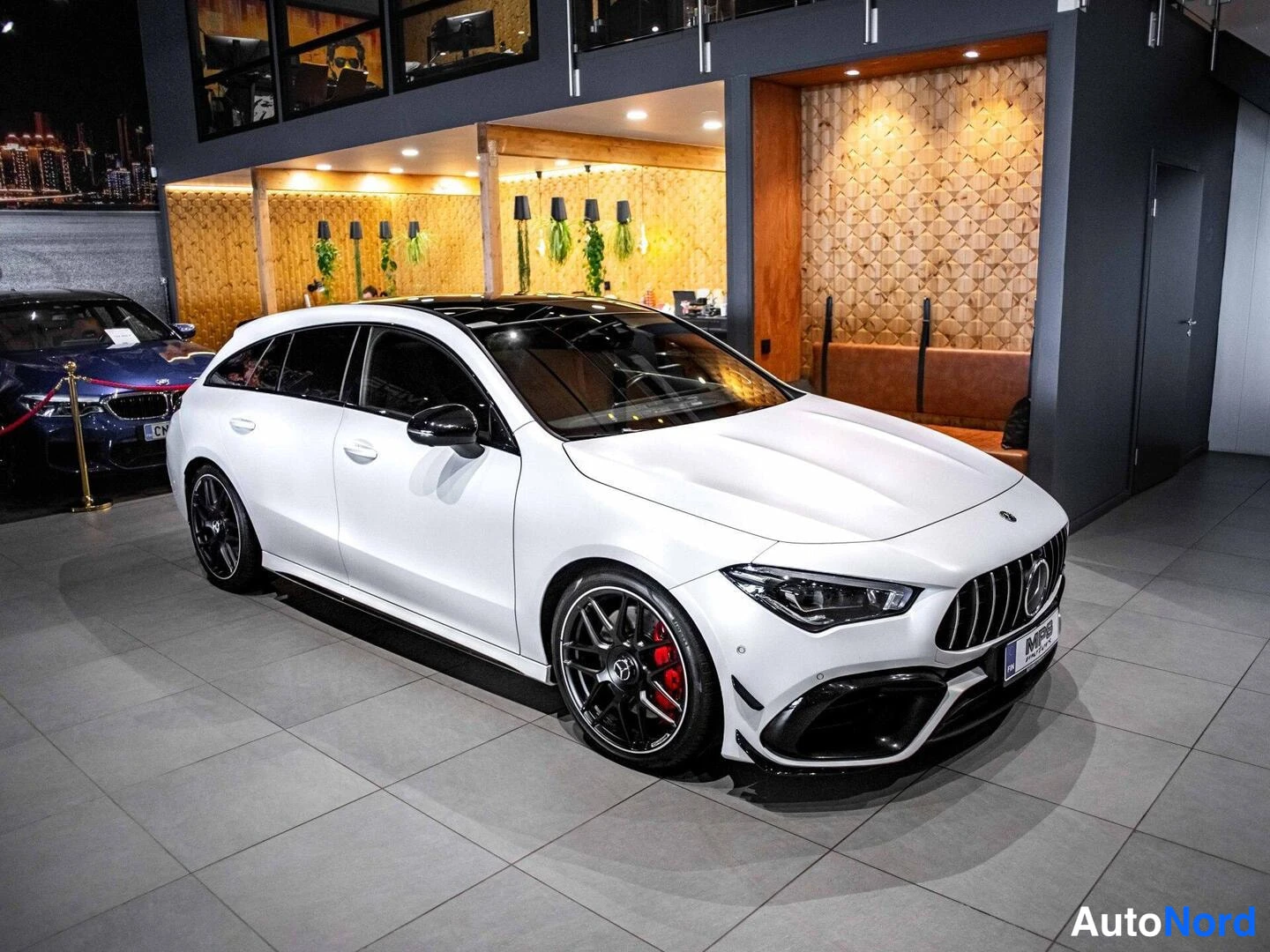 Valkoinen Mercedes-Benz CLA 45 2022, etuviisto, keula oikealle, kuva 2