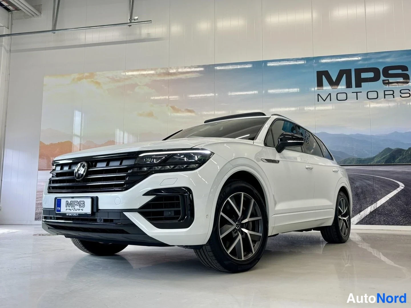 Valkoinen Volkswagen Touareg 2021, etuviisto, keula vasemmalle, kuva 2