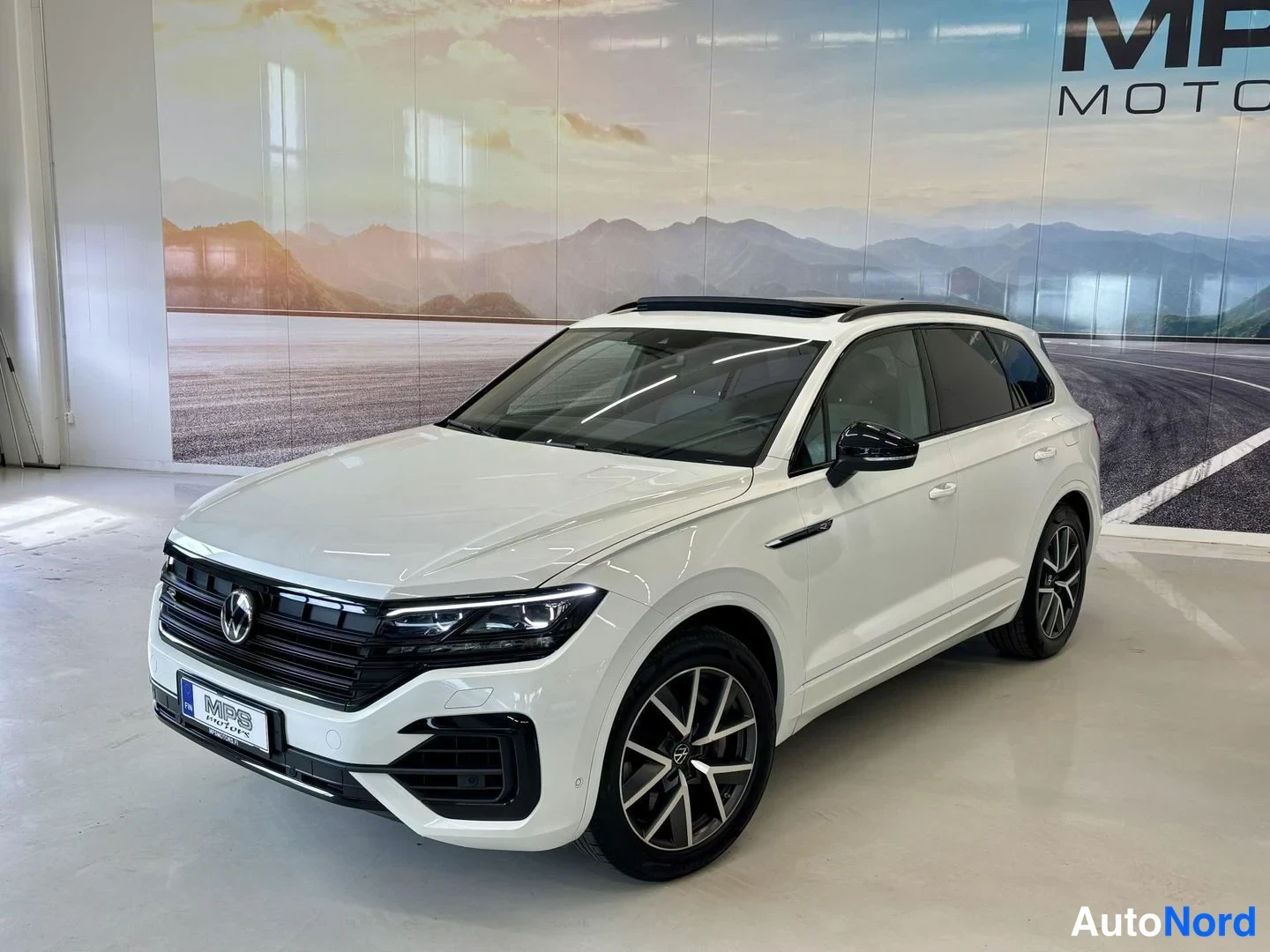 Valkoinen Volkswagen Touareg 2021, etuviisto, keula vasemmalle, kuva 3