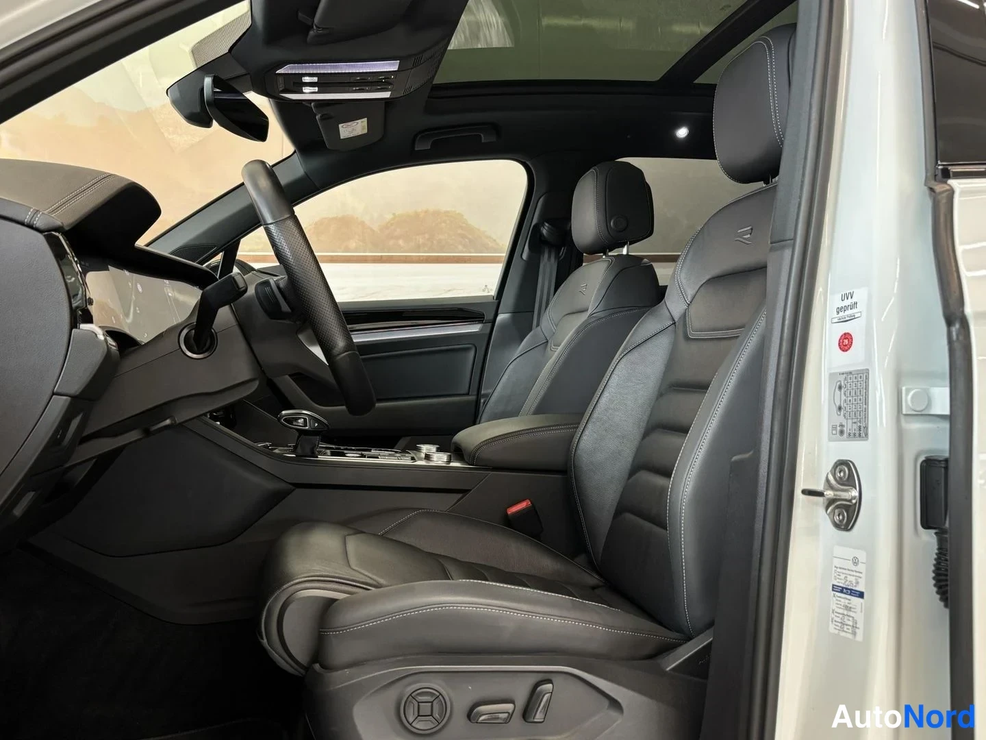 Valkoinen Volkswagen Touareg 2021, etuistuimet, kuva 17