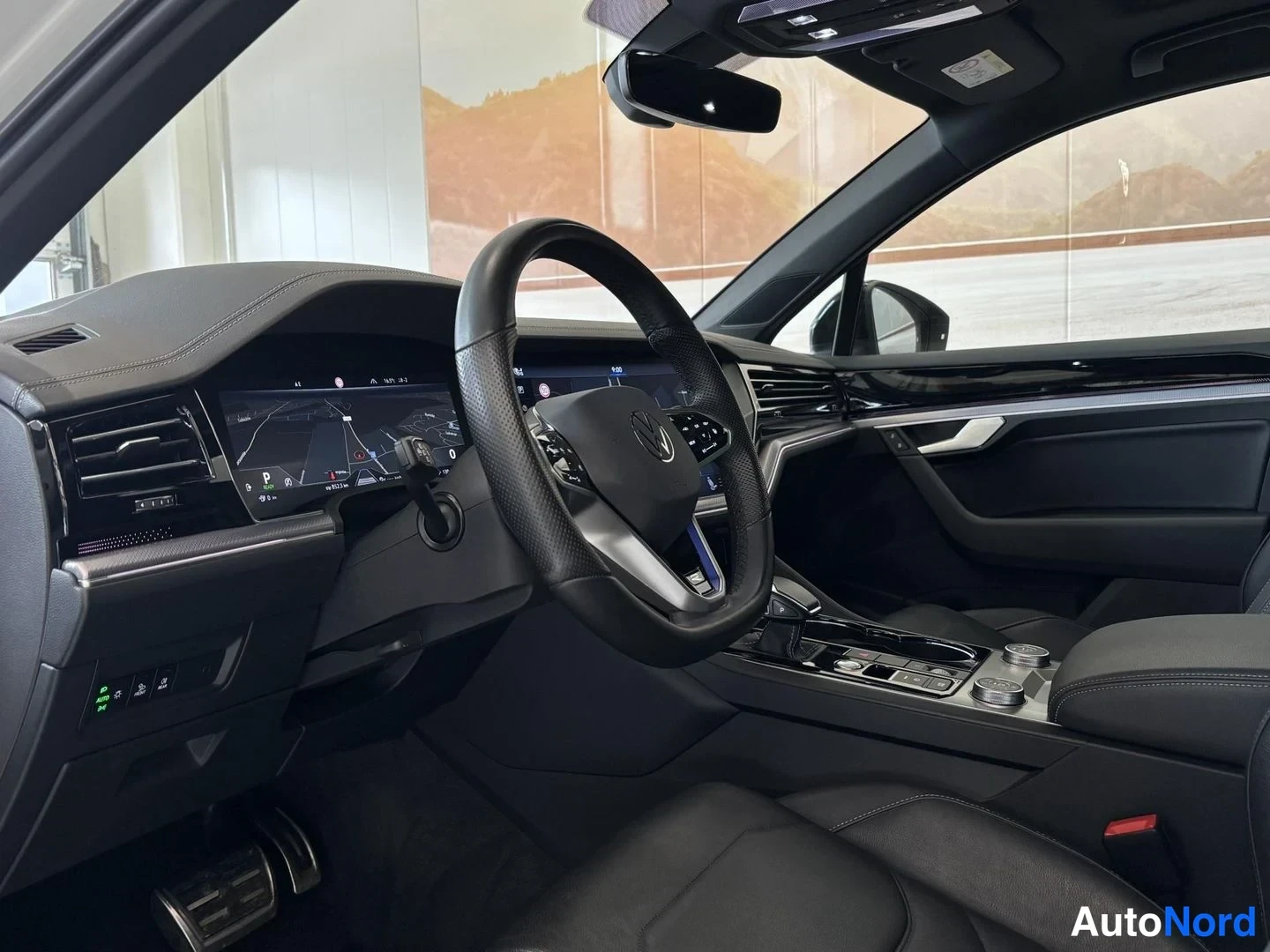 Valkoinen Volkswagen Touareg 2021, ohjaamo, kuva 11