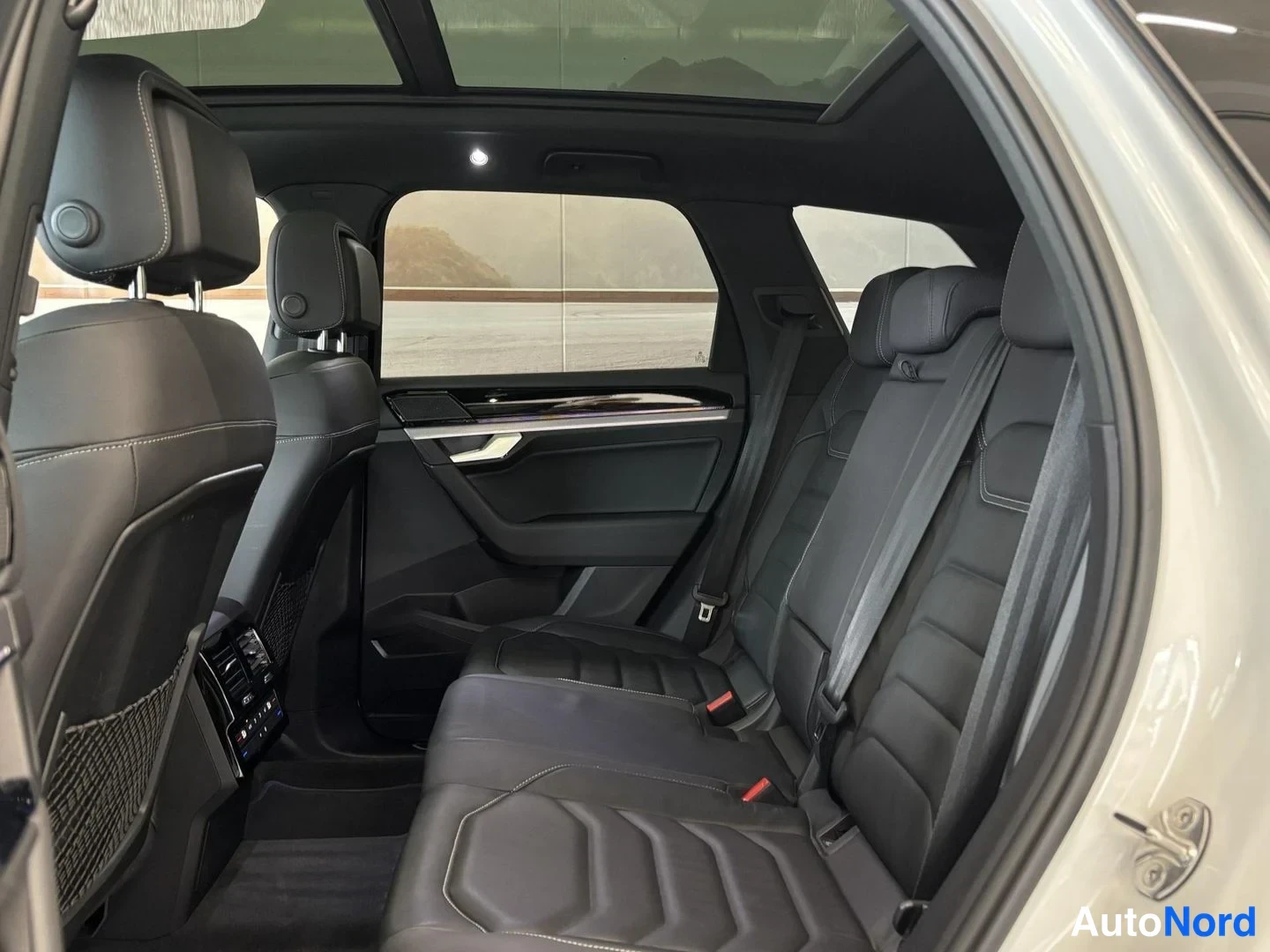 Valkoinen Volkswagen Touareg 2021, takaistuimet, kuva 18