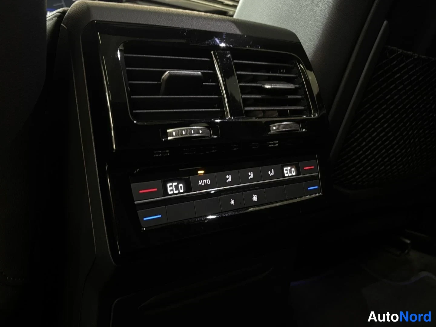Valkoinen Volkswagen Touareg 2021, yksityiskohta, kuva 24