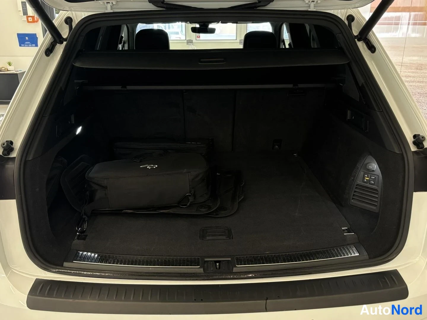 Valkoinen Volkswagen Touareg 2021, tavaratila, kuva 19