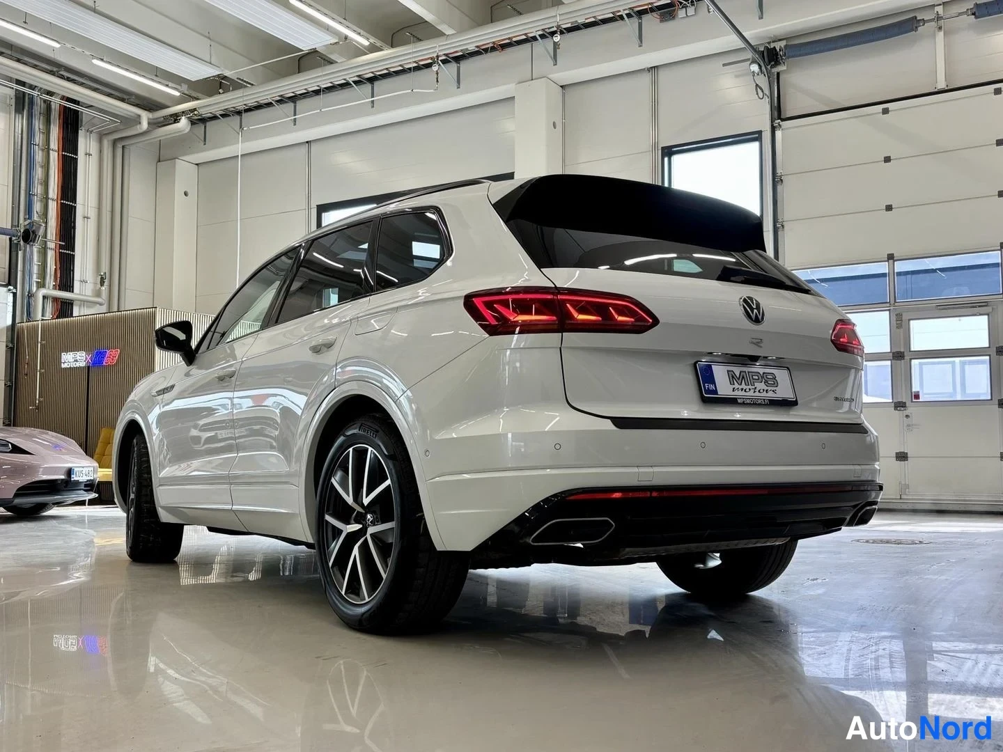 Valkoinen Volkswagen Touareg 2021, takaviisto, kuva 8