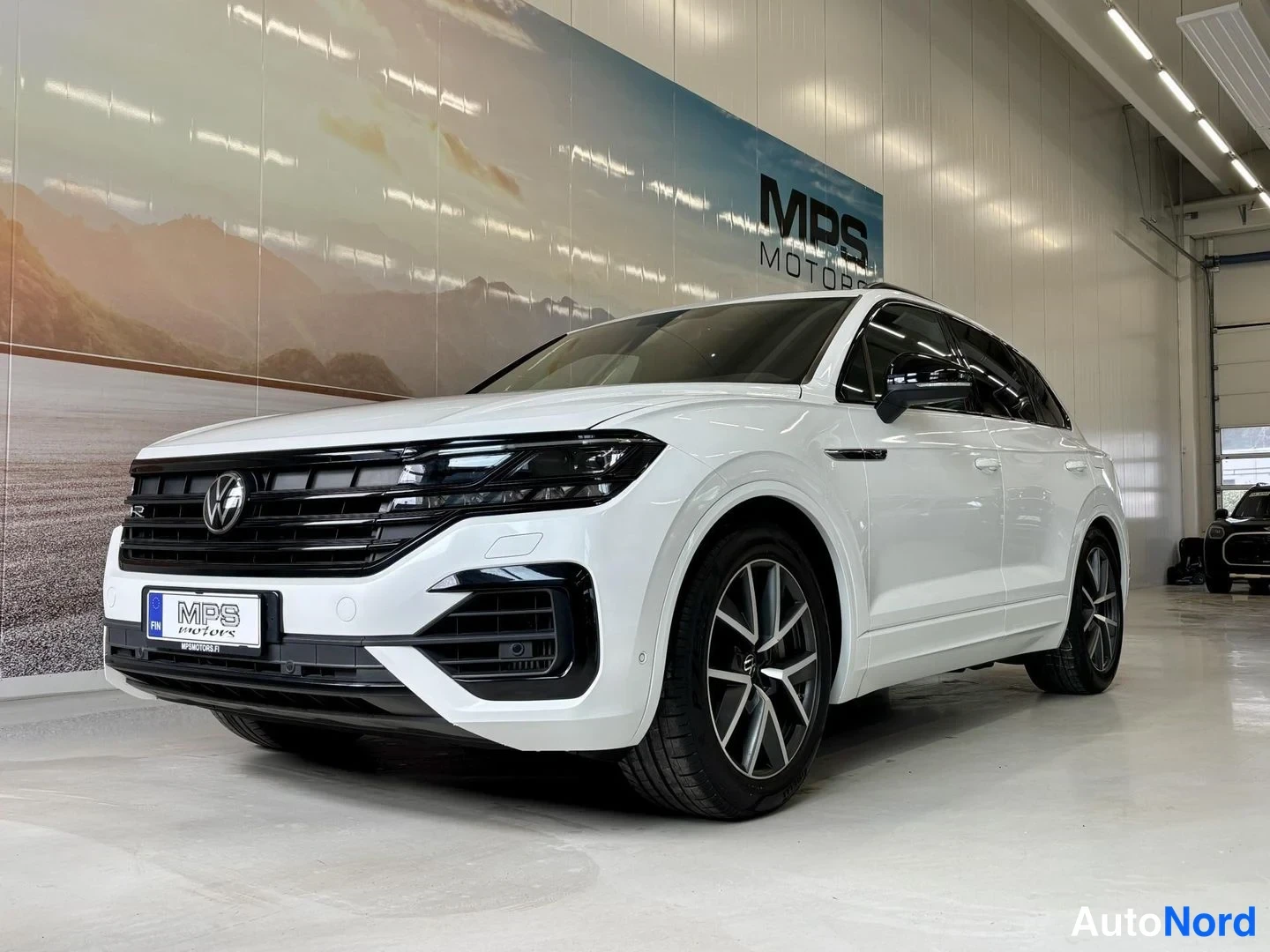 Valkoinen Volkswagen Touareg 2021, etuviisto, keula vasemmalle, kuva 4