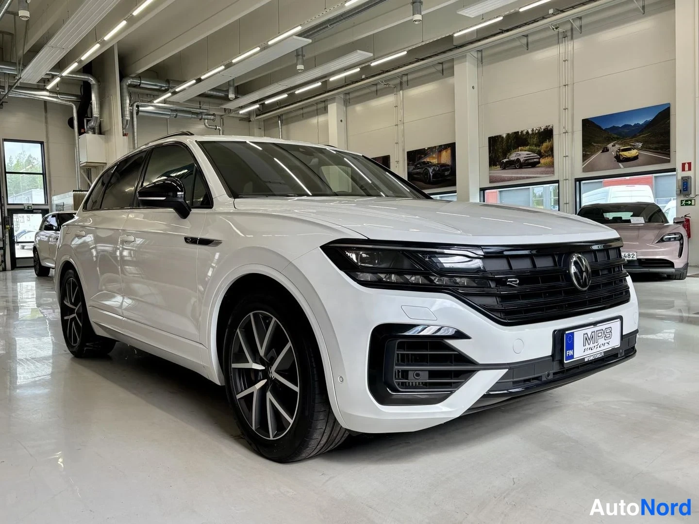Valkoinen Volkswagen Touareg 2021, etuviisto, keula oikealle, kuva 6