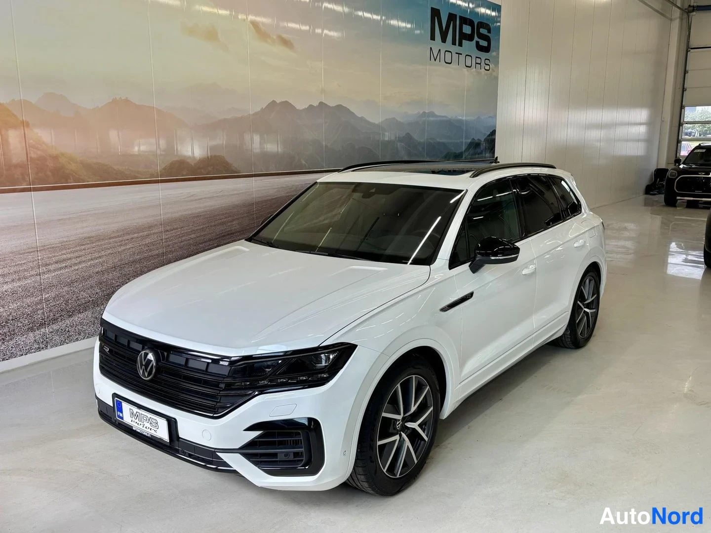 Valkoinen Volkswagen Touareg 2021, etuviisto, keula vasemmalle, kuva 5