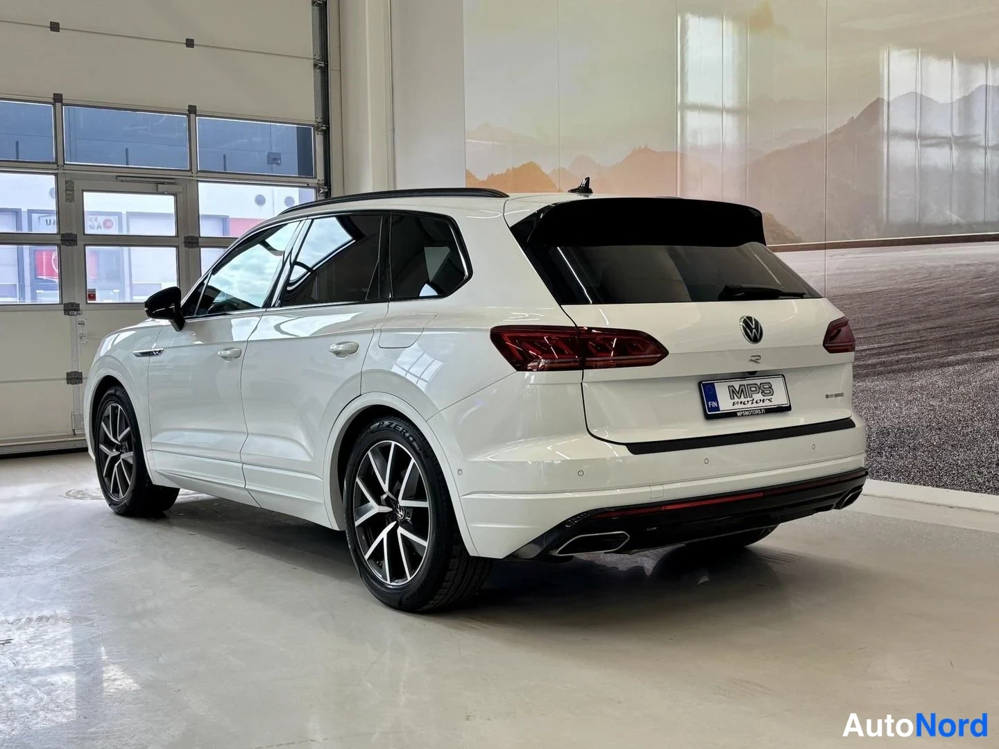 Valkoinen Volkswagen Touareg 2021, takaviisto, kuva 9