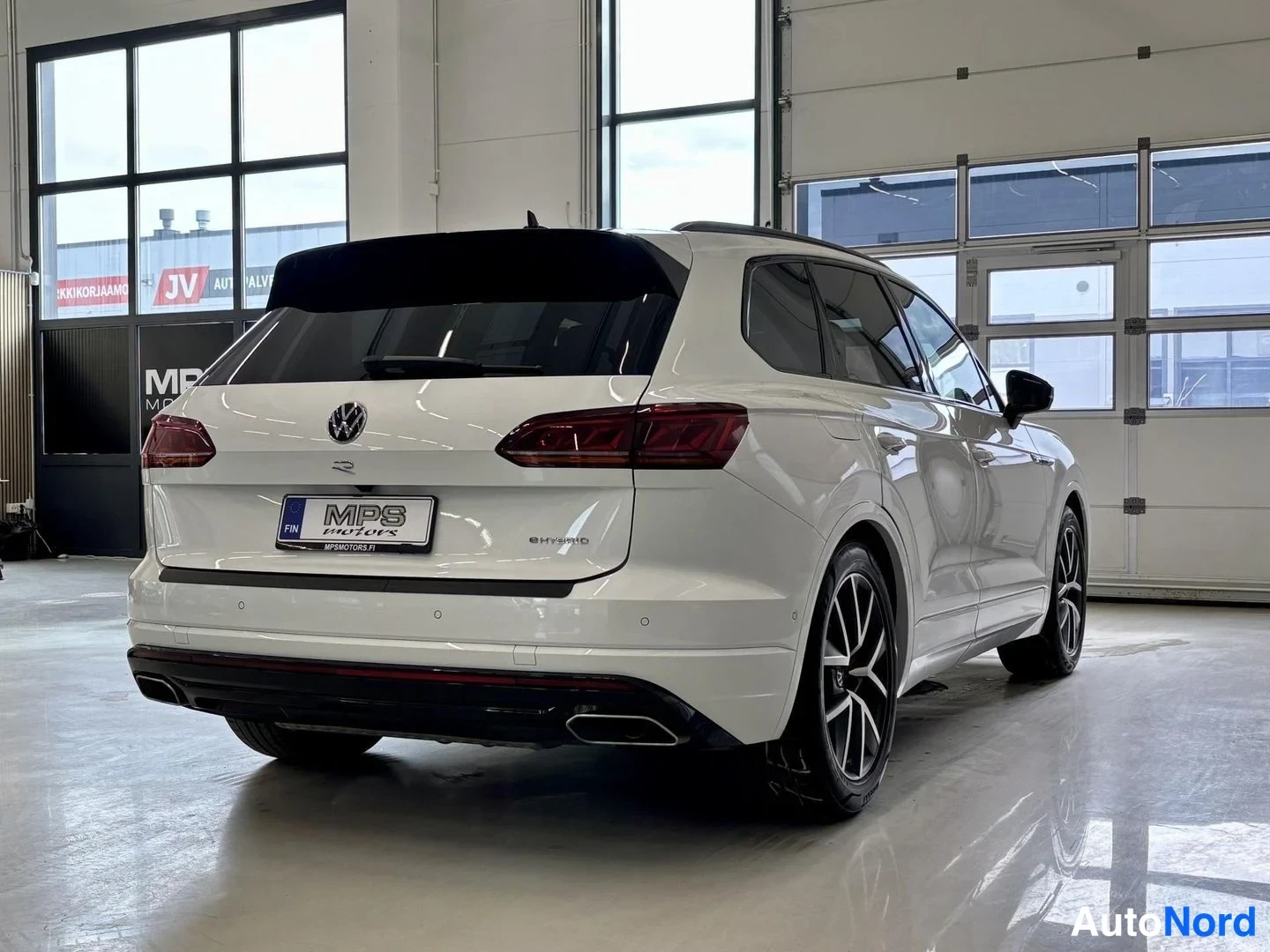 Valkoinen Volkswagen Touareg 2021, takaa, kuva 10