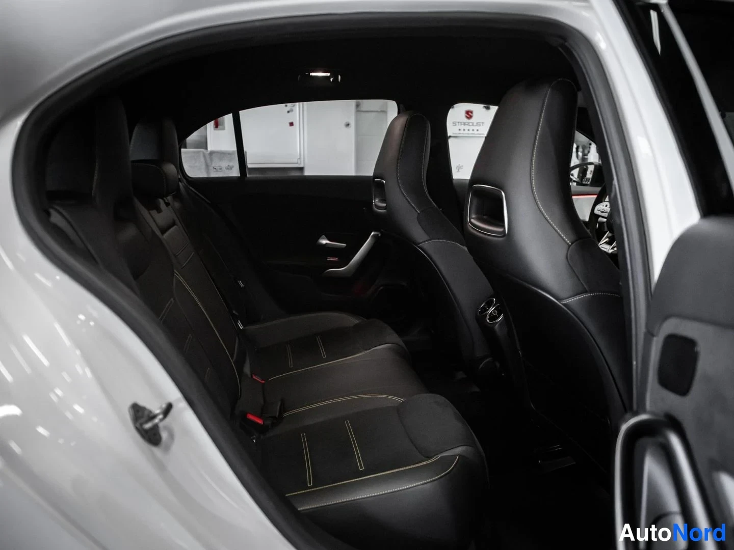 Valkoinen Mercedes-Benz A 45 2020, takaistuimet, kuva 14