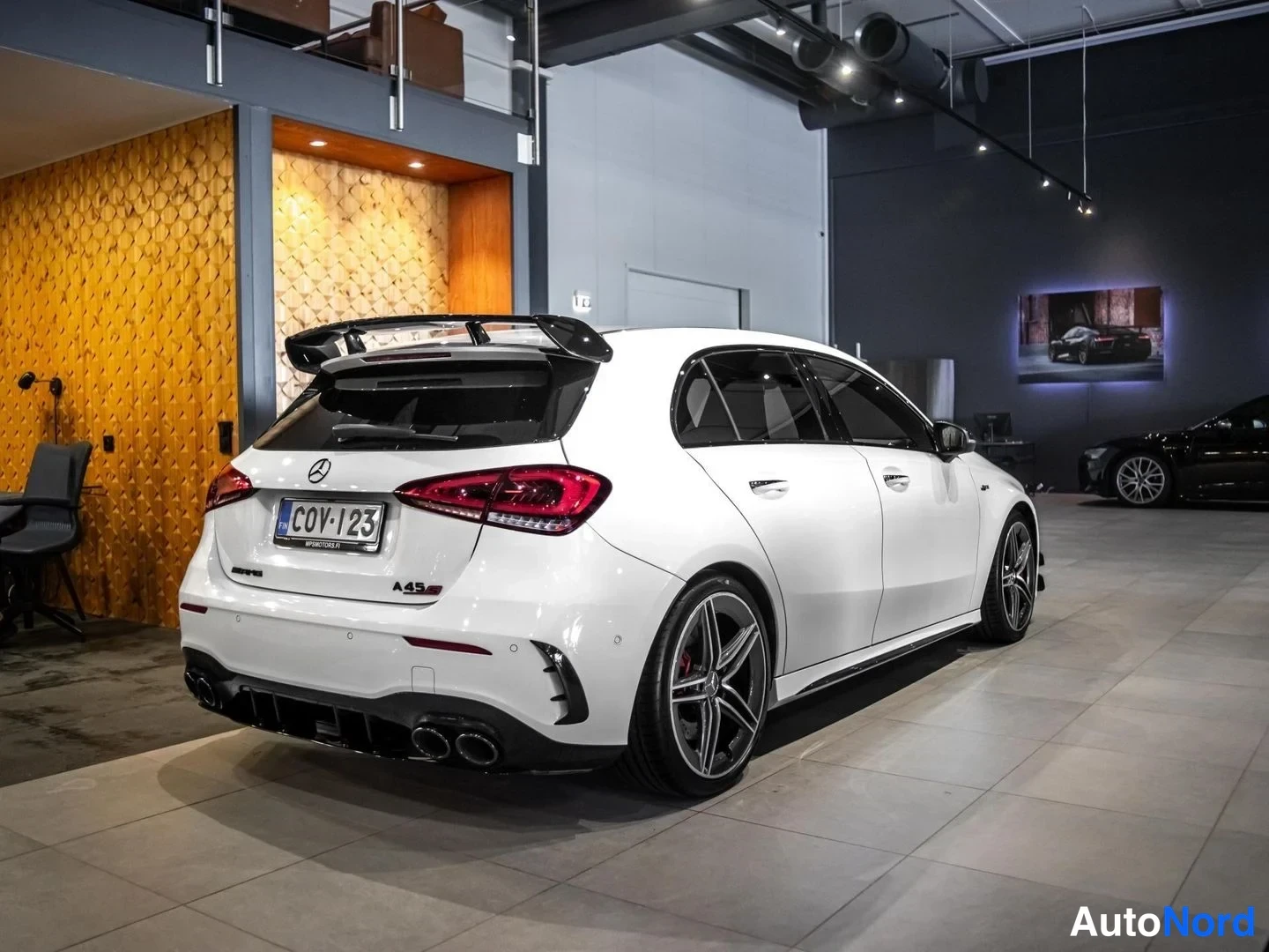 Valkoinen Mercedes-Benz A 45 2020, takaviisto, kuva 6