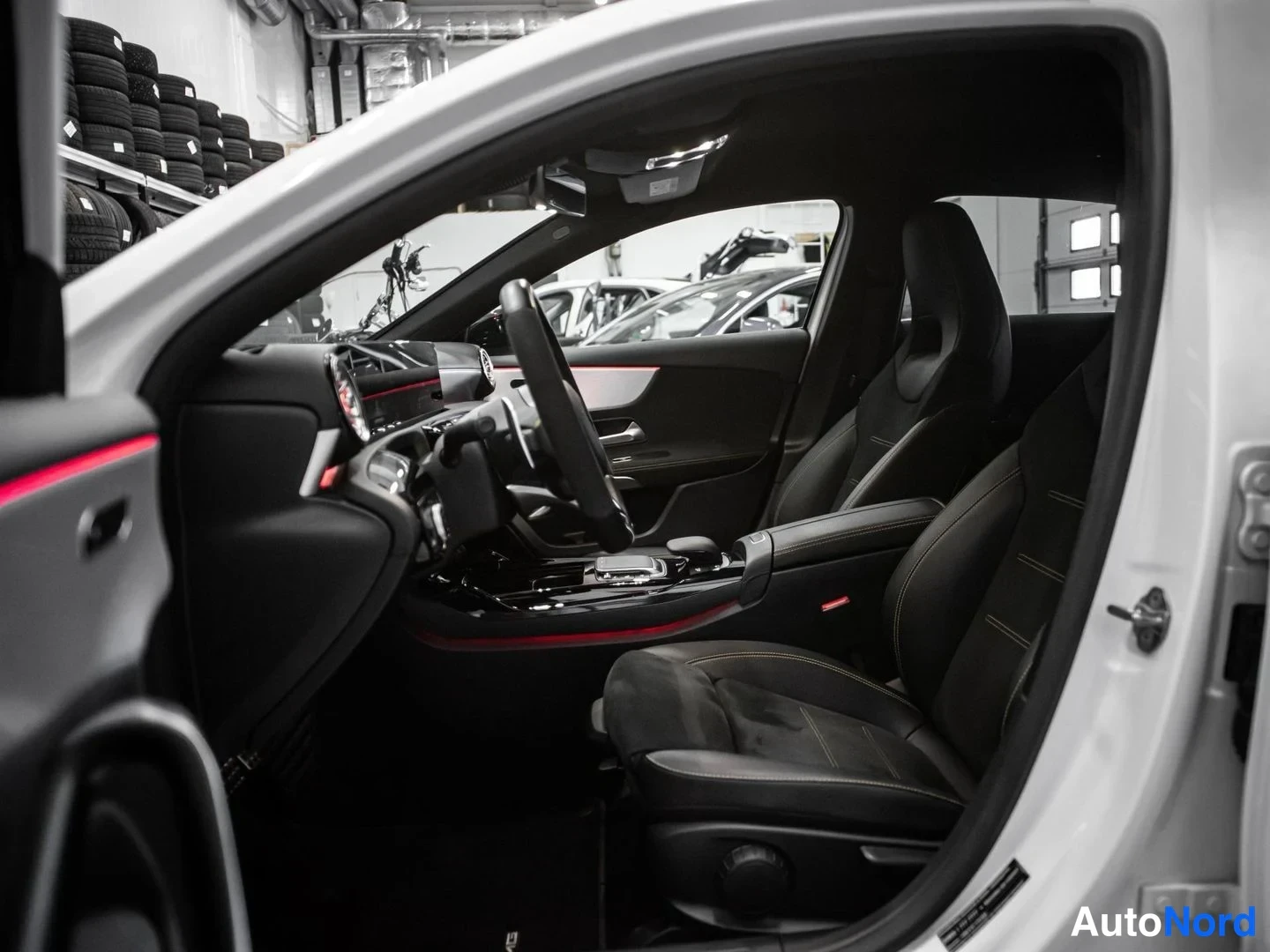 Valkoinen Mercedes-Benz A 45 2020, ohjaamo, kuva 8