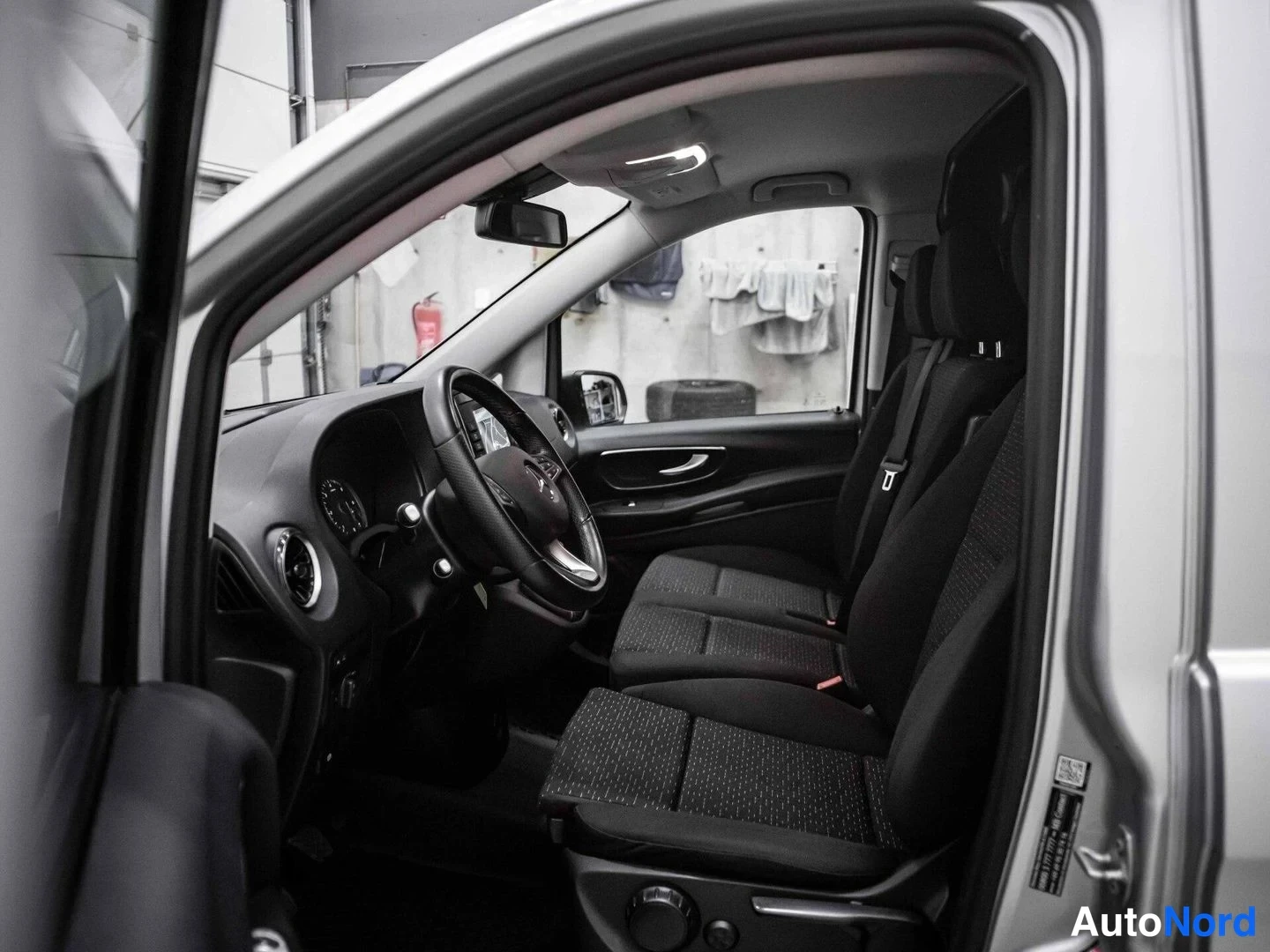 Hopea Mercedes-Benz Vito 116 CDI 2022, ohjaamo, kuva 8