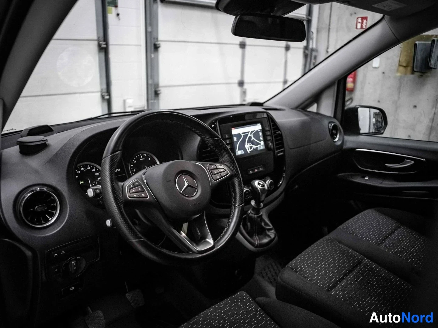 Hopea Mercedes-Benz Vito 116 CDI 2022, ohjaamo, kuva 9