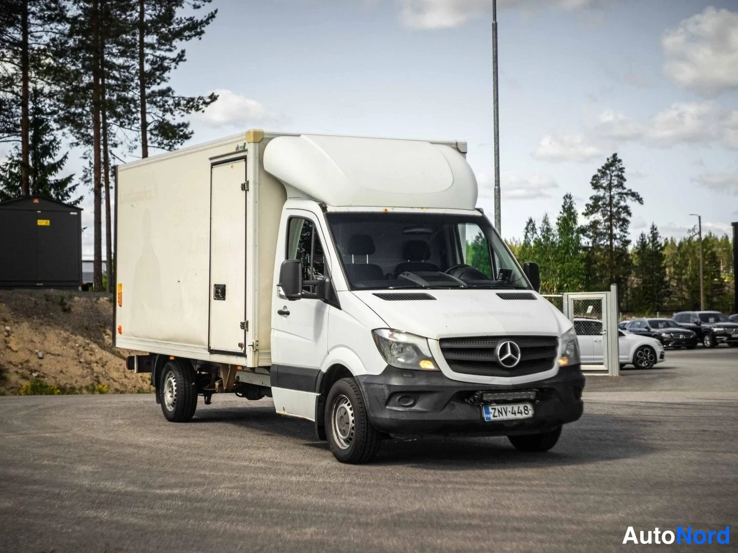 Valkoinen Mercedes-Benz Sprinter 316 CDI 2016, etuviisto, keula oikealle, kuva 2