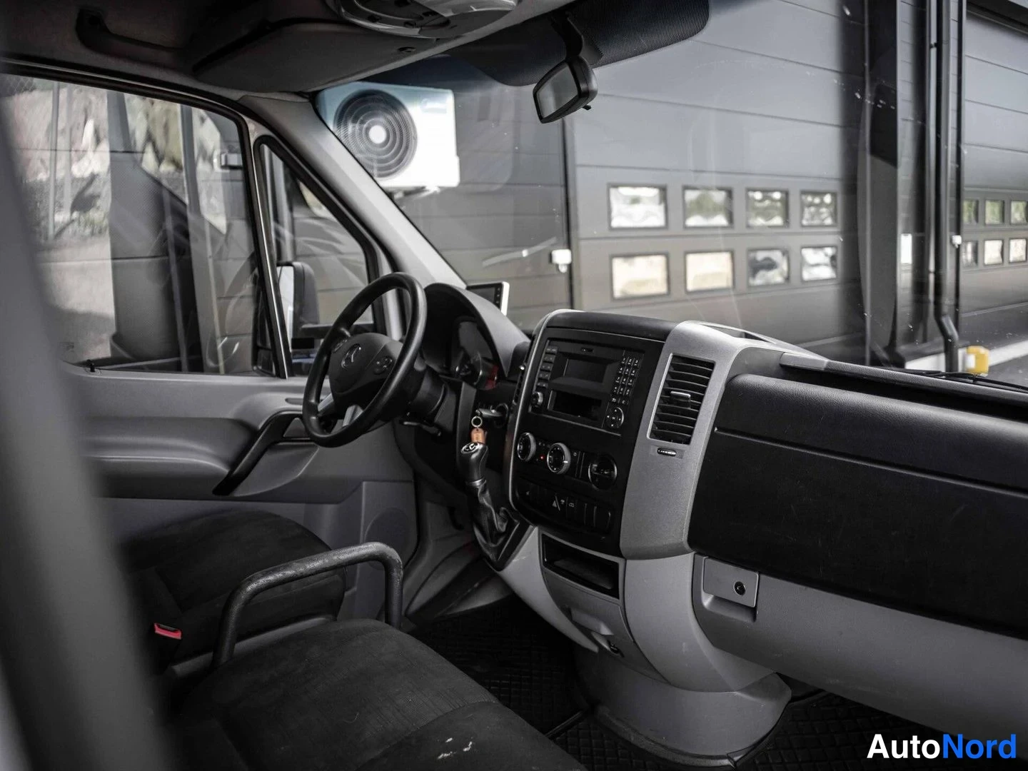 Valkoinen Mercedes-Benz Sprinter 316 CDI 2016, ohjaamo, kuva 12