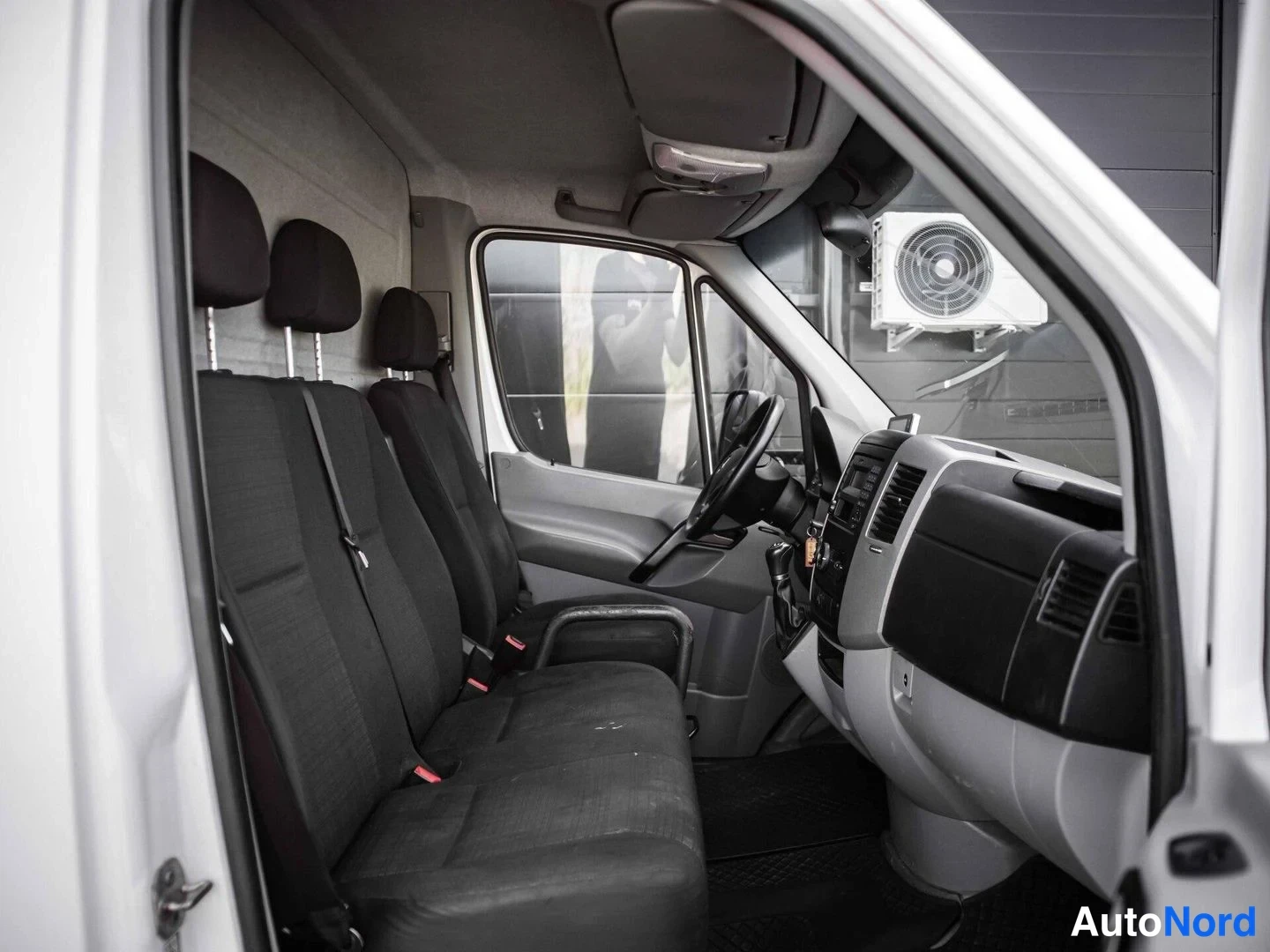 Valkoinen Mercedes-Benz Sprinter 316 CDI 2016, etuistuimet, kuva 14