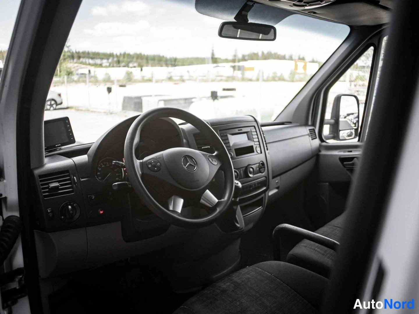 Valkoinen Mercedes-Benz Sprinter 316 CDI 2016, ohjaamo, kuva 11