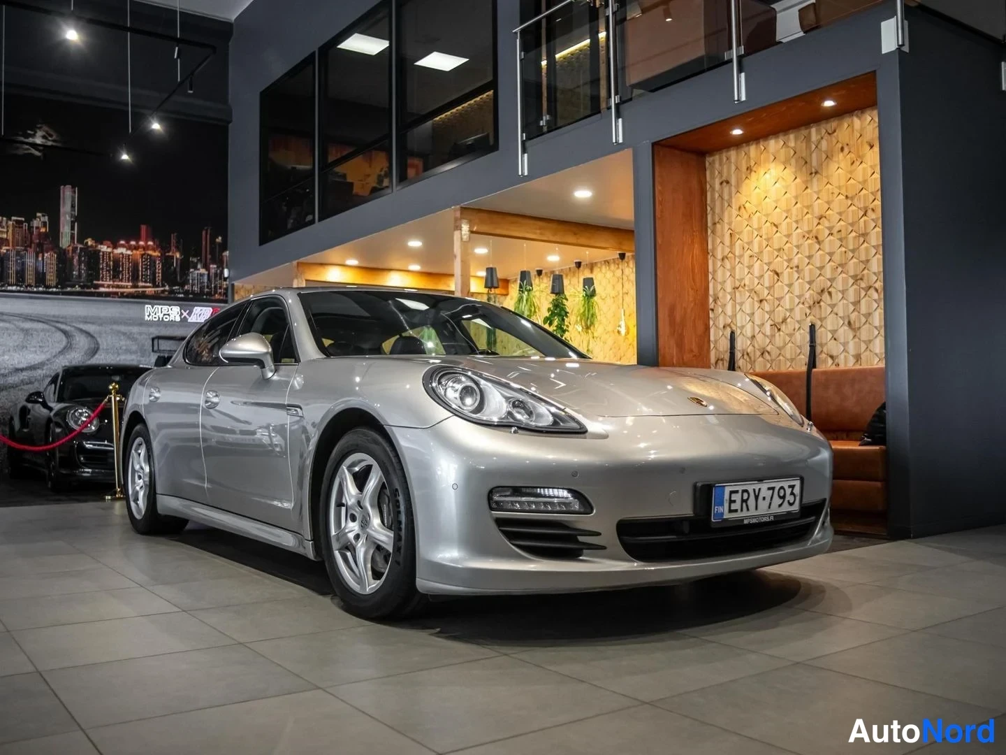Harmaa Porsche Panamera Diesel 2012, etuviisto, keula vasemmalle, kuva 2