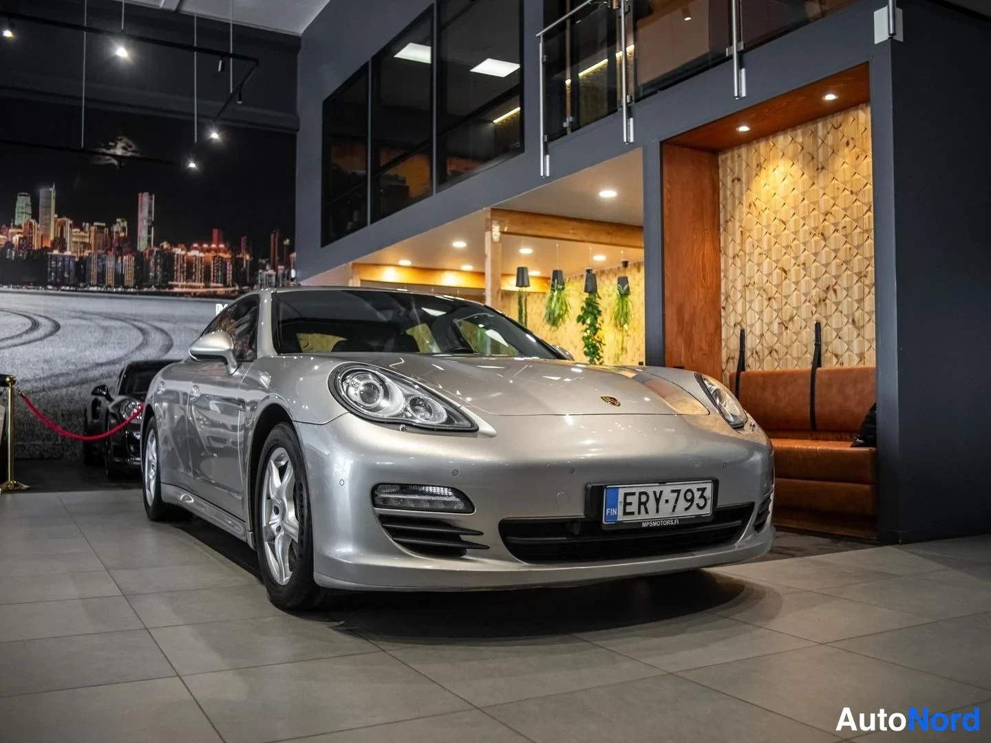 Harmaa Porsche Panamera Diesel 2012, etuviisto, keula vasemmalle, kuva 3