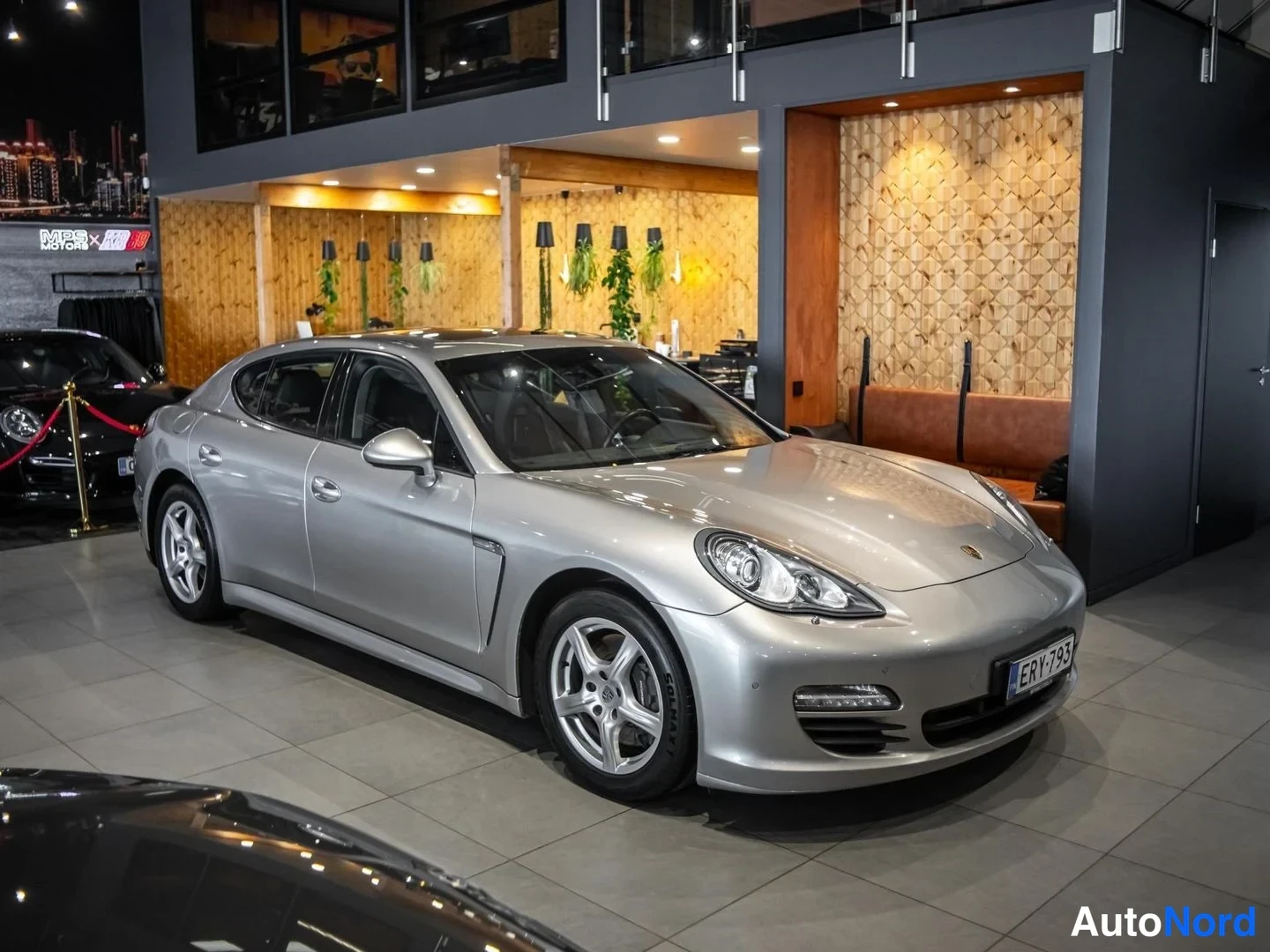 Harmaa Porsche Panamera Diesel 2012, etuviisto, keula oikealle, kuva 4