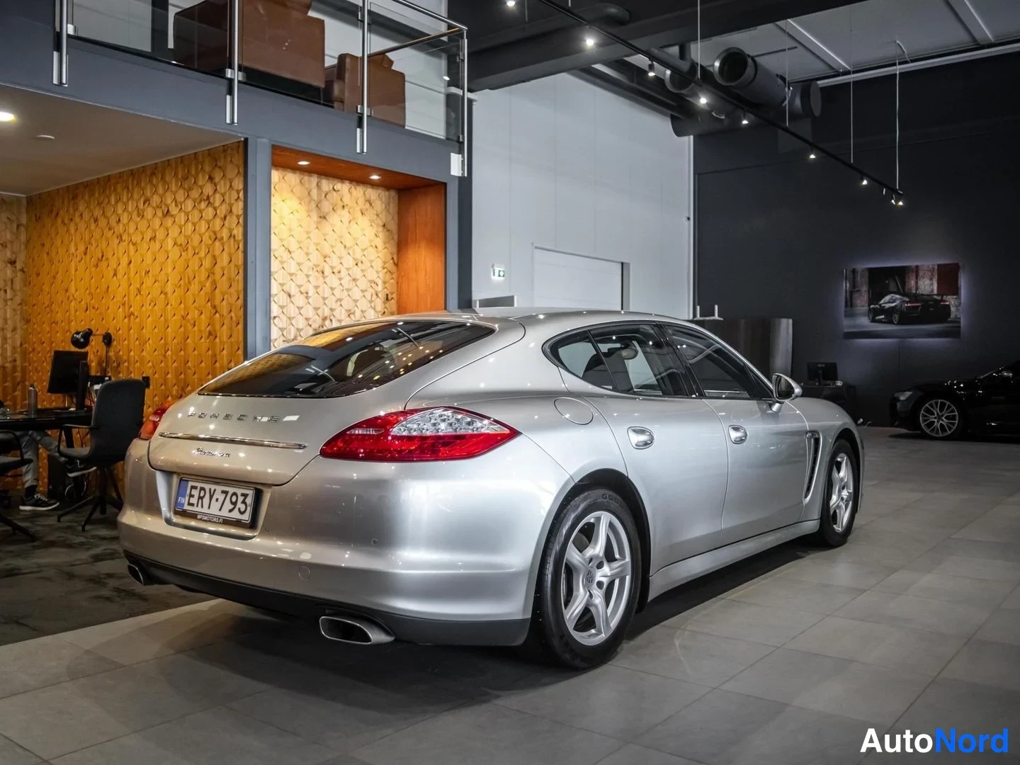 Harmaa Porsche Panamera Diesel 2012, takaviisto, kuva 6