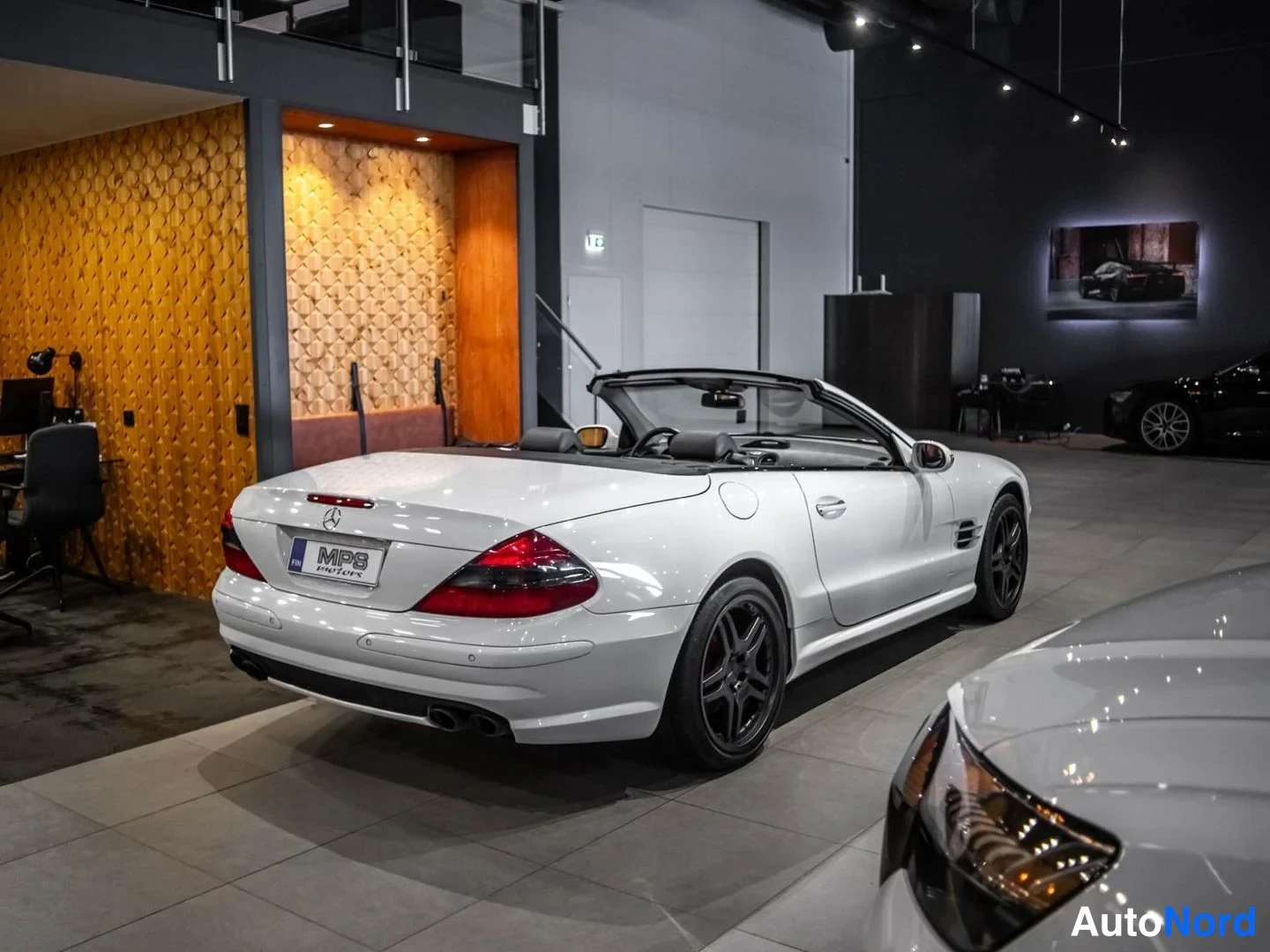 Valkoinen Mercedes-Benz SL 55 AMG 2003, takaviisto, kuva 7