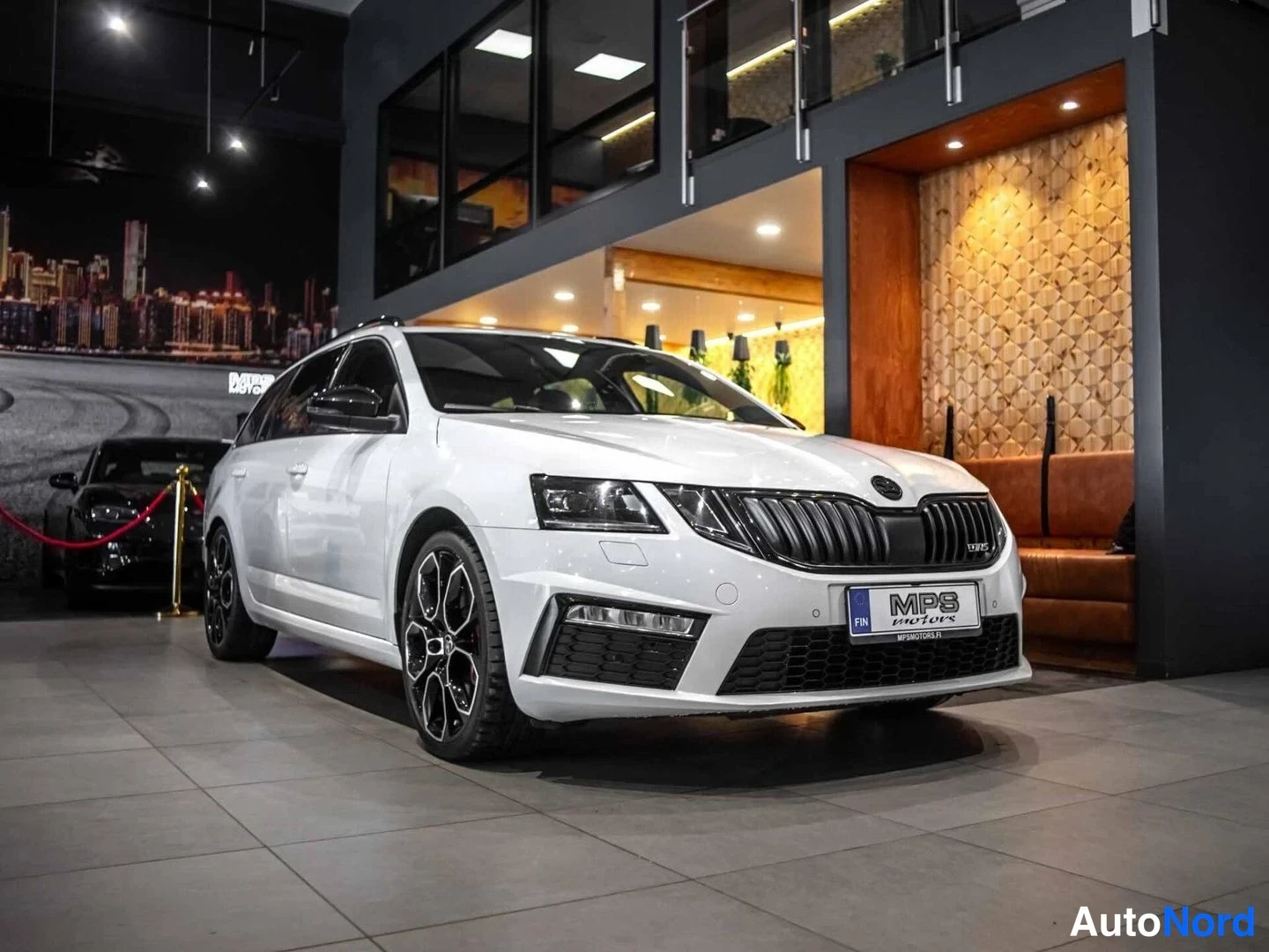 Valkoinen Skoda Octavia RS 2018, etuviisto, keula oikealle, kuva 4
