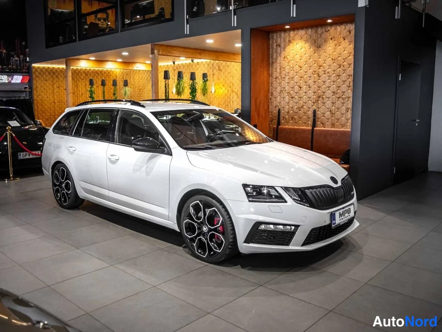 Valkoinen Skoda Octavia RS 2018, etuviisto, keula oikealle, kuva 2