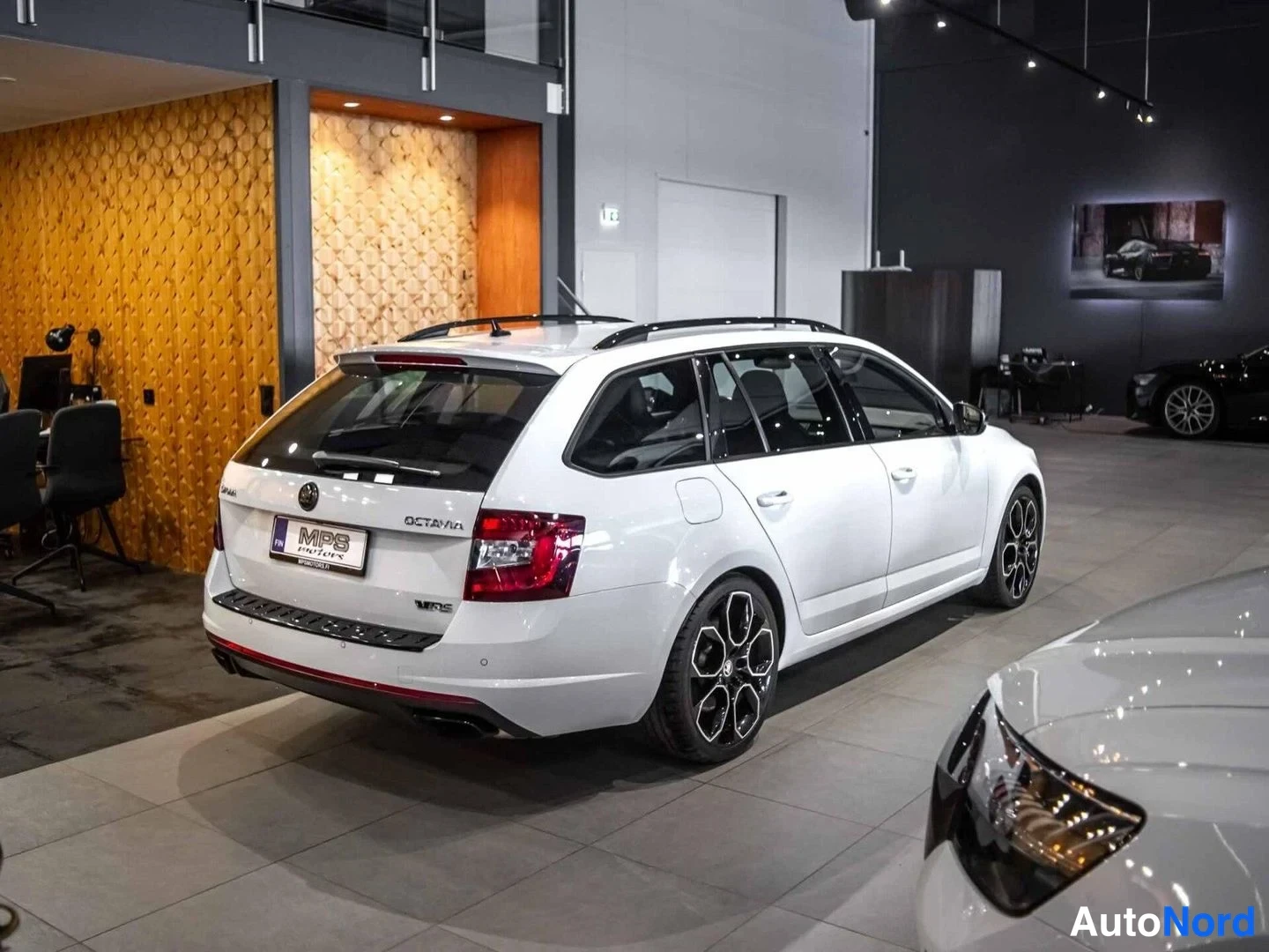 Valkoinen Skoda Octavia RS 2018, takaviisto, kuva 6