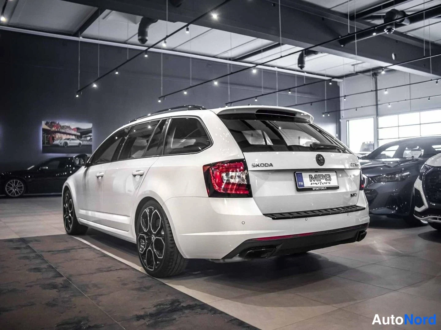 Valkoinen Skoda Octavia RS 2018, takaviisto, kuva 7