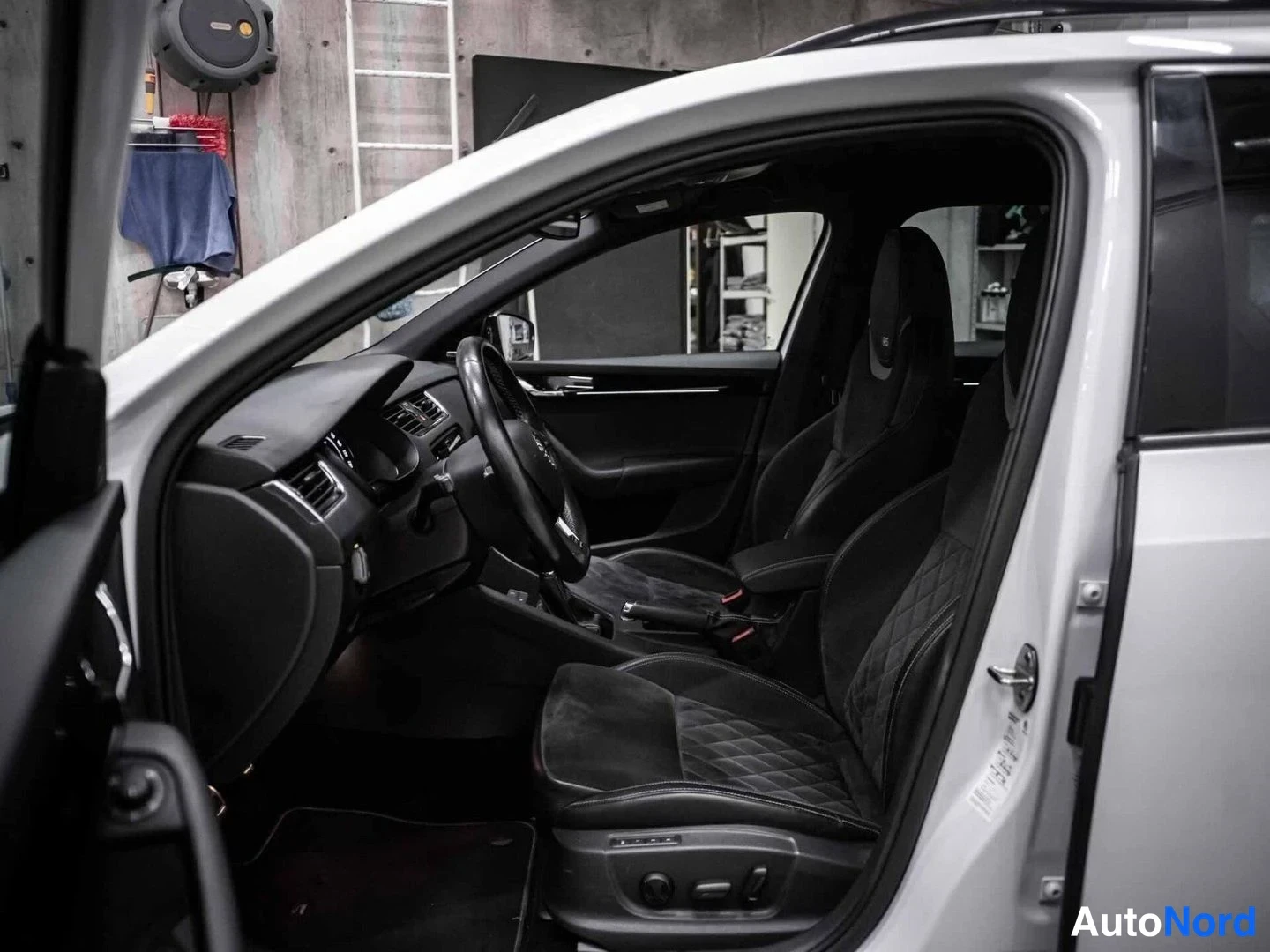 Valkoinen Skoda Octavia RS 2018, etuistuimet, kuva 11