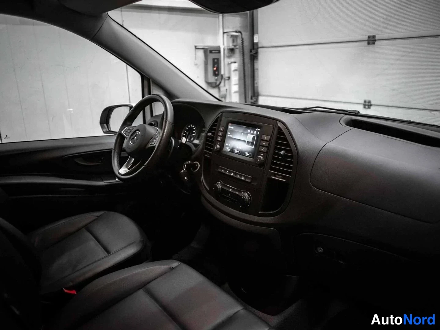 Valkoinen Mercedes-Benz Vito 116 CDI 2021, ohjaamo, kuva 10