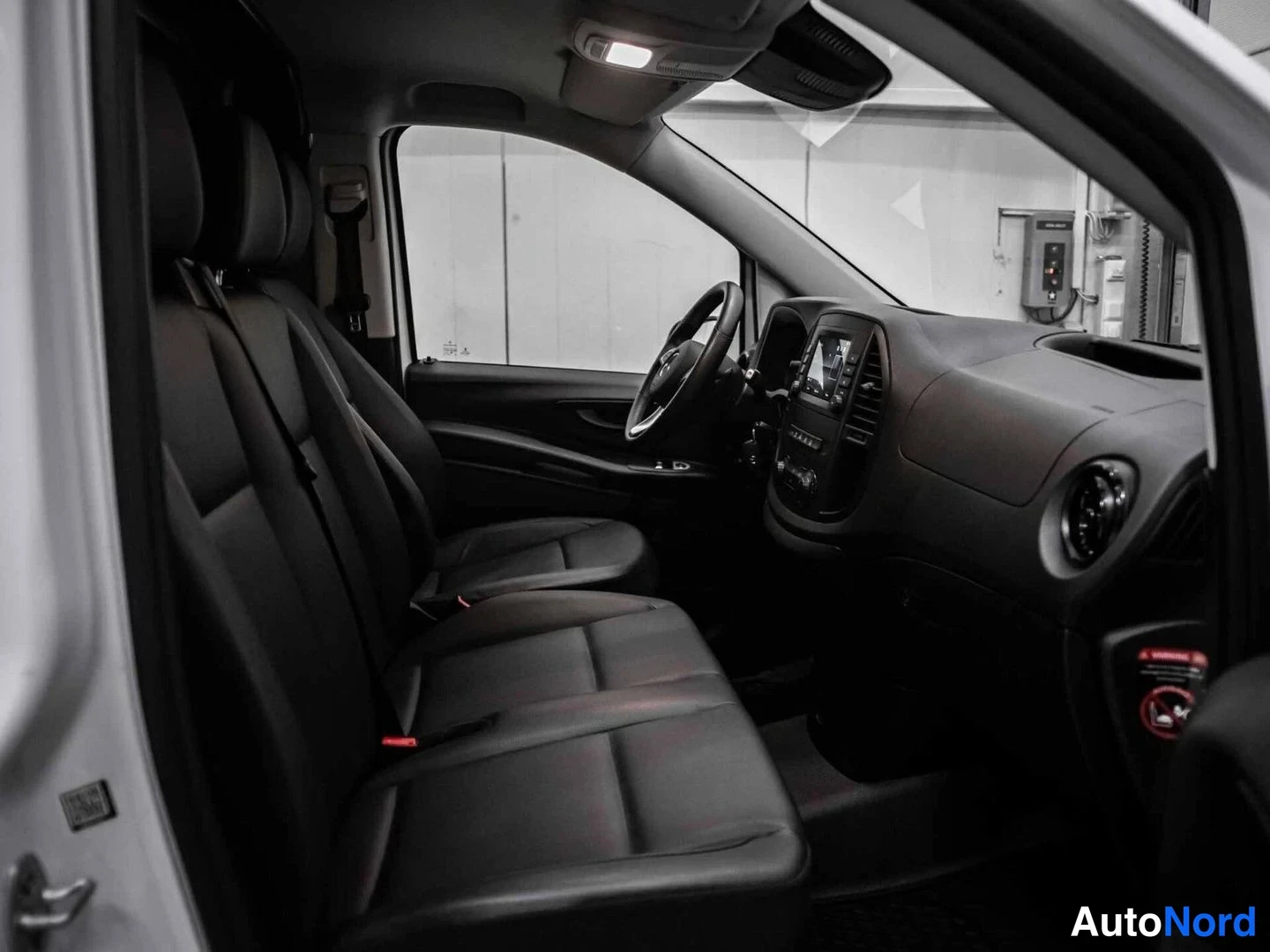 Valkoinen Mercedes-Benz Vito 116 CDI 2021, etuistuimet, kuva 11