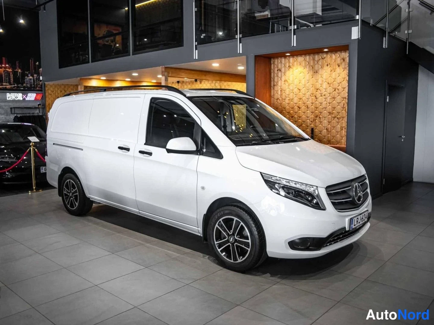 Valkoinen Mercedes-Benz Vito 116 CDI 2021, etuviisto, keula oikealle, kuva 2