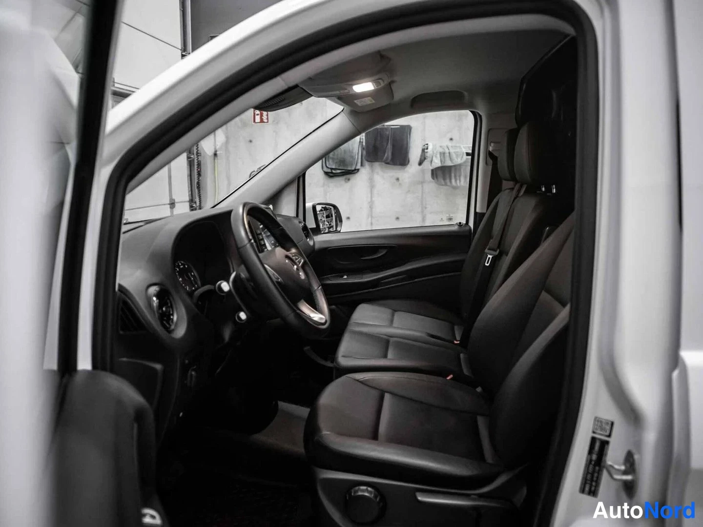 Valkoinen Mercedes-Benz Vito 116 CDI 2021, ohjaamo, kuva 8