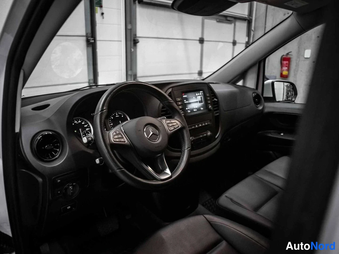Valkoinen Mercedes-Benz Vito 116 CDI 2021, ohjaamo, kuva 9