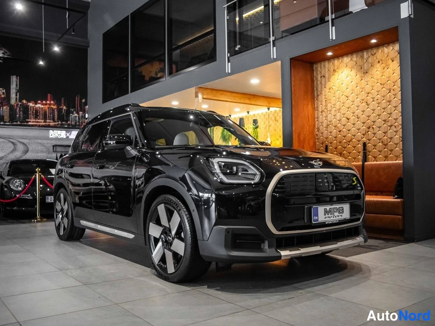 Musta Mini Countryman SE ALL4 2024, etuviisto, keula oikealle, kuva 3